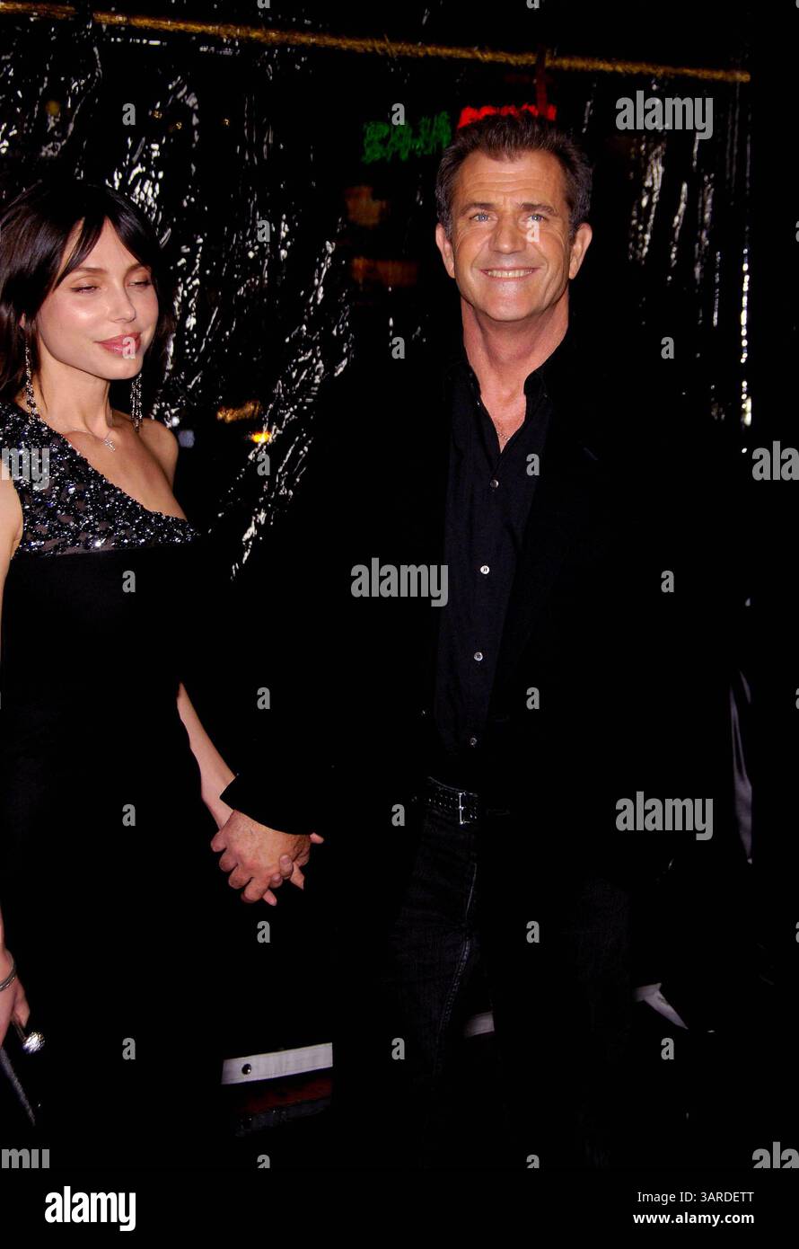 26 janvier 2010 - Hollywood, Californie, États-Unis - Oksana Grigorieva et Mel Gibson lors de la première du nouveau film de Warner Bros.. Pictures EDGE OF DARKNESS, au Grauman's Chinese Theatre, le 26 janvier 2010, à Los Angeles. K64036MGE(crédit image : © Michael Germana/Globe photos/ZUMApress.com) Banque D'Images