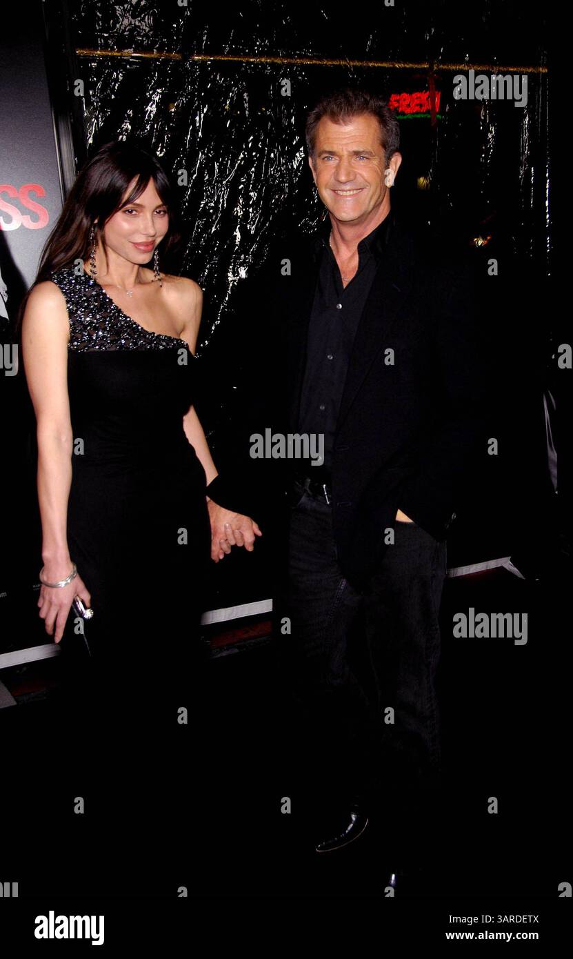 26 janvier 2010 - Hollywood, Californie, États-Unis - Oksana Grigorieva et Mel Gibson lors de la première du nouveau film de Warner Bros.. Pictures EDGE OF DARKNESS, au Grauman's Chinese Theatre, le 26 janvier 2010, à Los Angeles. K64036MGE(crédit image : © Michael Germana/Globe photos/ZUMApress.com) Banque D'Images