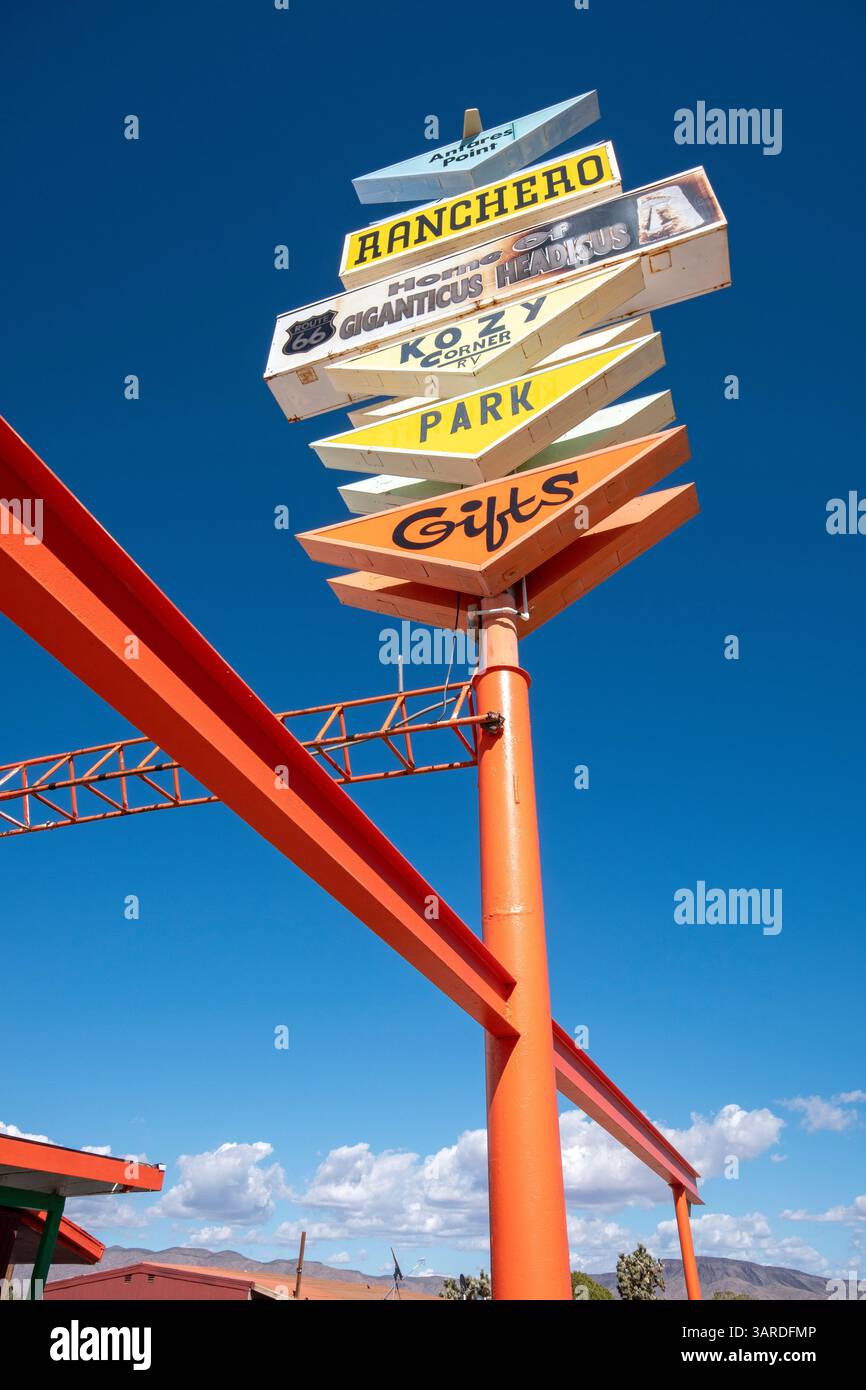 Panneaux à Antares point, ancienne station-service et magasin le long de la route 66, Antares, comté de Mohave, Arizona, États-Unis Banque D'Images