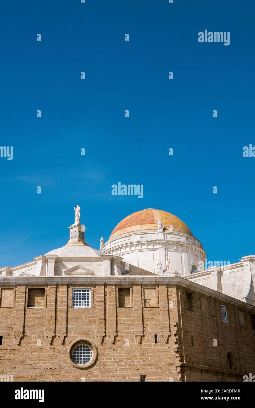 Vue détaillée ensoleillée de la cathédrale de Cadix en Andalousie. Espagne Banque D'Images