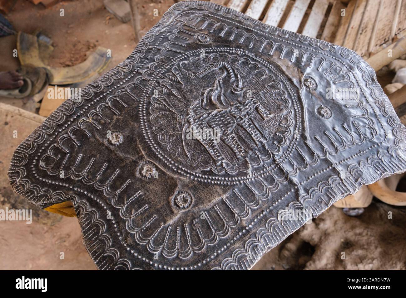 Accra, Ghana. Centre des arts et de l'artisanat. Conception d'éléphant sur plaque métallique. Banque D'Images