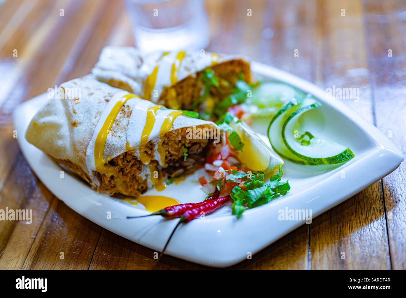 Burrito au poulet servi au restaurant. Banque D'Images