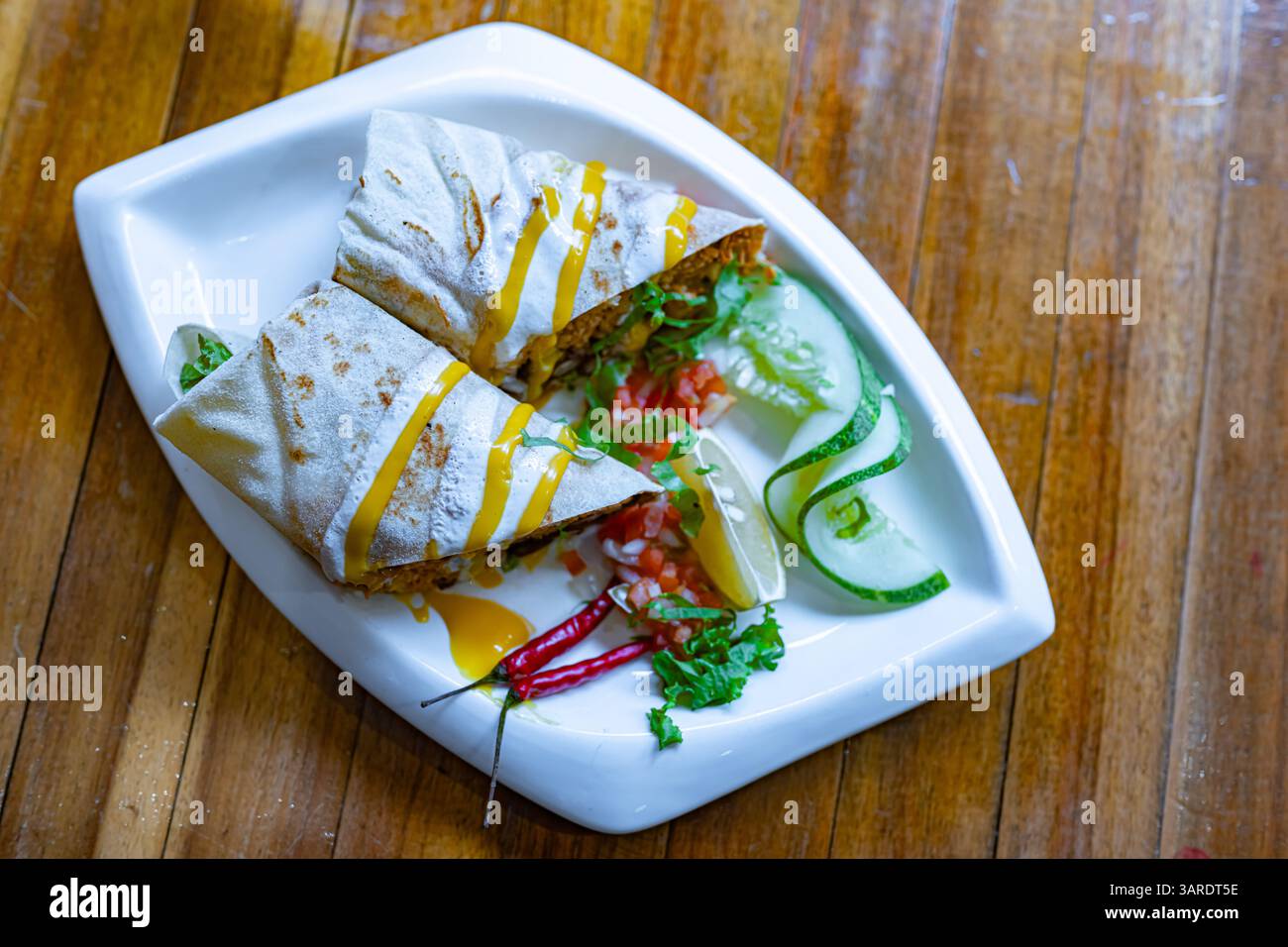Burrito au poulet servi au restaurant. Banque D'Images