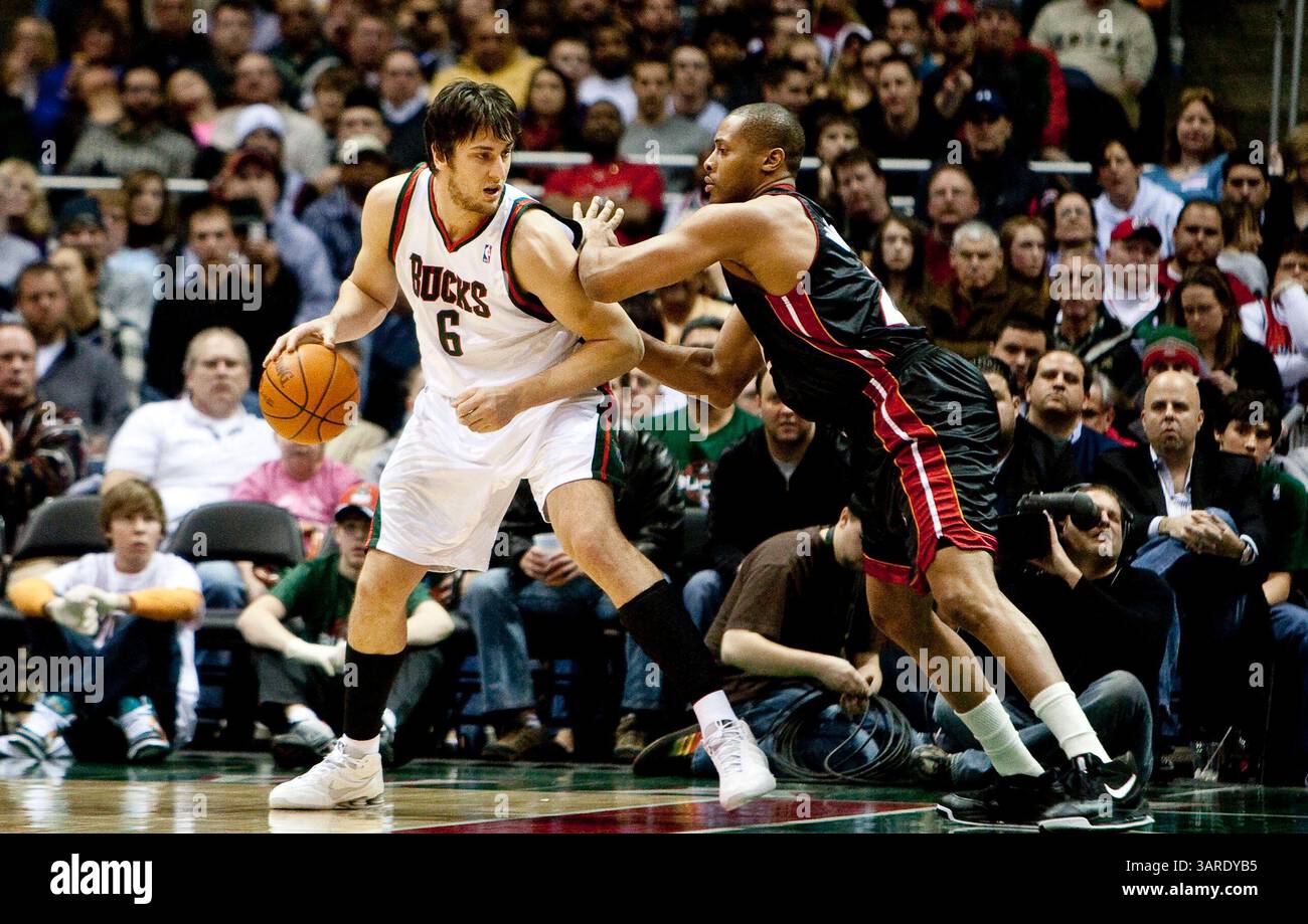 30 janvier 2010 Milwaukee, WI. Bradley Center..Milwaukee Bucks Andrew Bogut #6 recule dans Miami Heats Jamaal Magloire #21..Milwaukee Bucks a remporté le Miami Heat 95-84. Mike McGinnis/CSM(image crédit : © Mike McGinnis/Cal Sport Media/ZUMApress.com) Banque D'Images