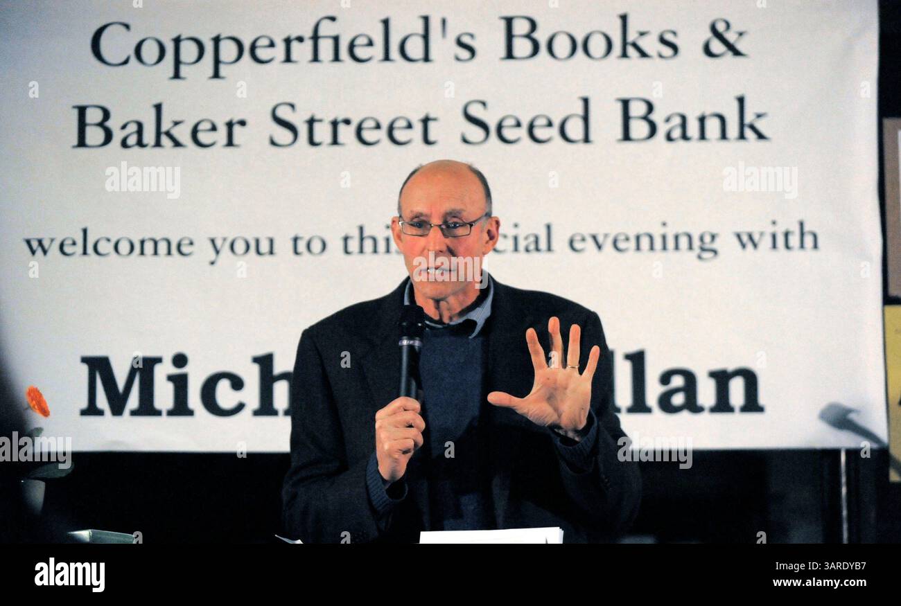 Feb 03, 2010 - Petaluma, Californie, États-Unis - MICHAEL POLLAN, journaliste culinaire, érudit et auteur, s'adresse à une foule à guichets fermés à la Baker Creek Seed Bank à Petaluma, Californie, où il a été accueilli par Copperfield's Books. « Food Rules - an Eater's Manual » est la dernière contribution de Pollan à un genre littéraire qui examine les techniques de production alimentaire et critique l'influence indue de l'agro-industrie sur la façon dont le monde en général, et l'Amérique en particulier, mange. Pollan, dont l'invitation d'octobre 2009 à prendre la parole à l'université polytechnique d'État de Californie à San Luis Obispo, orientée vers l'agriculture, a été avecdr Banque D'Images