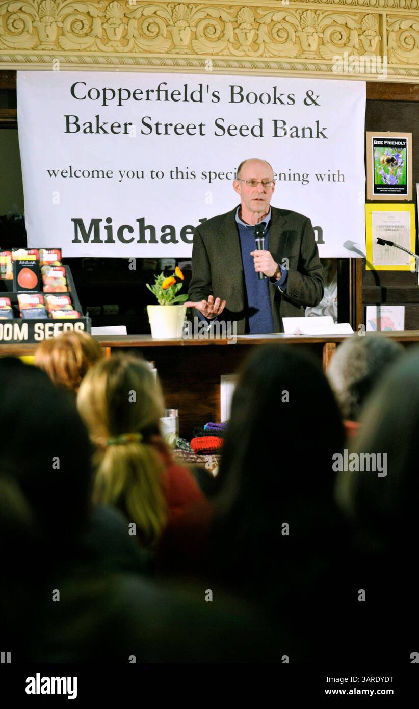 Feb 03, 2010 - Petaluma, Californie, États-Unis - MICHAEL POLLAN, journaliste culinaire, érudit et auteur, s'adresse à une foule à guichets fermés à la Baker Creek Seed Bank à Petaluma, Californie, où il a été accueilli par Copperfield's Books. « Food Rules - an Eater's Manual » est la dernière contribution de Pollan à un genre littéraire qui examine les techniques de production alimentaire et critique l'influence indue de l'agro-industrie sur la façon dont le monde en général, et l'Amérique en particulier, mange. Pollan, dont l'invitation d'octobre 2009 à prendre la parole à l'université polytechnique d'État de Californie à San Luis Obispo, orientée vers l'agriculture, a été avecdr Banque D'Images