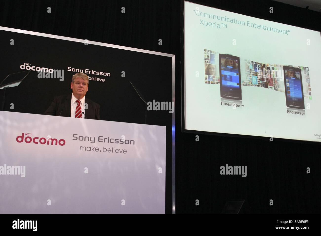 21 janvier 2010 - Tokyo, Japon - BERT NORDBERG, Président de Sony Ericsson Mobile Communications AB annonce le lancement du nouveau Xperia X10 lors d'une conférence de presse. Les consommateurs japonais seront les premiers au monde à mettre la main sur le nouveau smartphone Xperia X10 de Sony Ericsson lorsqu'il sera mis en vente ici en avril via l'opérateur NTT DOCOMO. (Crédit image : © Hitoshi Yamada/ZUMA Press) Banque D'Images