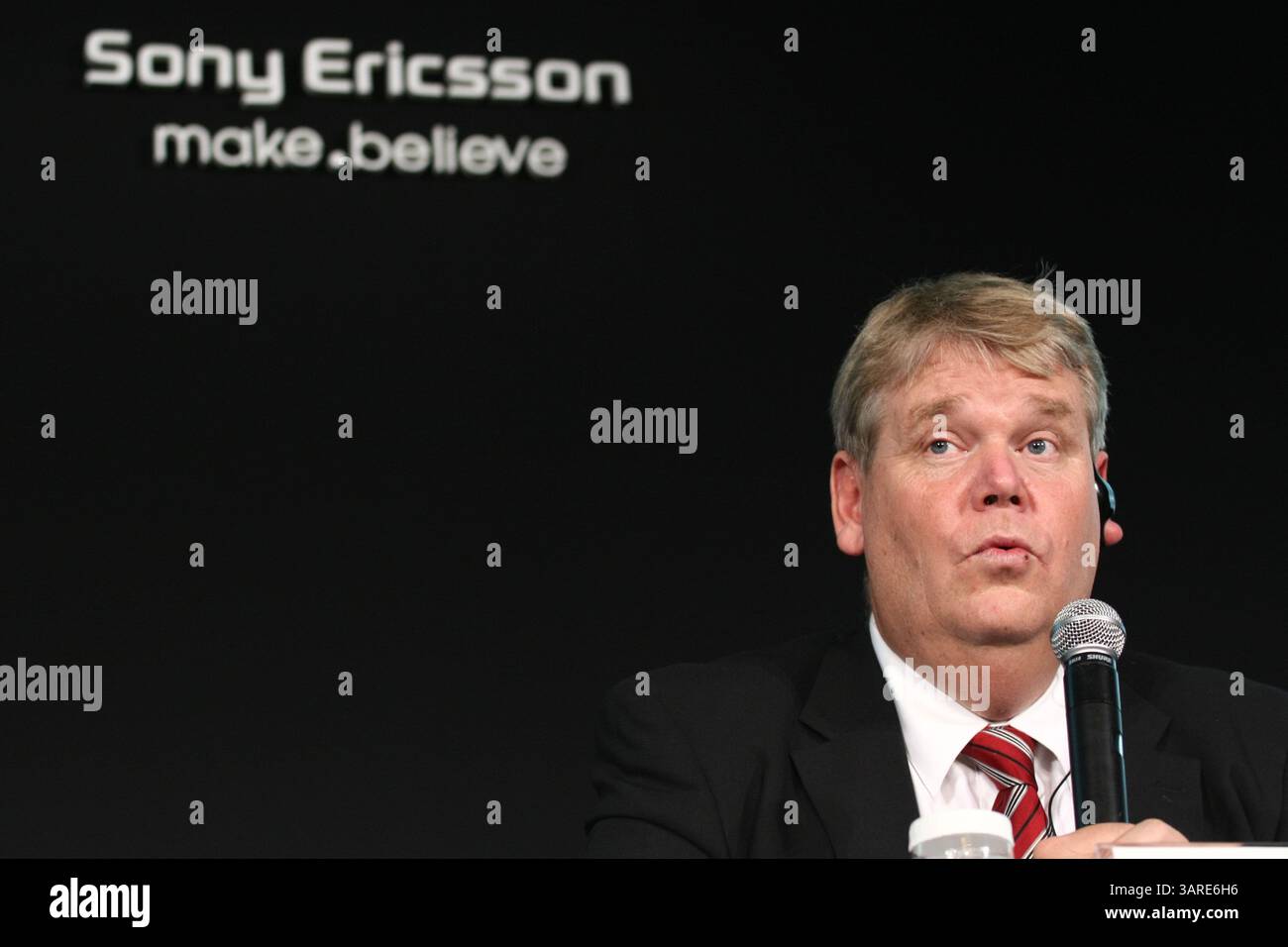 21 janvier 2010 - Tokyo, Japon - BERT NORDBERG, Président de Sony Ericsson Mobile Communications AB annonce le lancement du nouveau Xperia X10 lors d'une conférence de presse. Les consommateurs japonais seront les premiers au monde à mettre la main sur le nouveau smartphone Xperia X10 de Sony Ericsson lorsqu'il sera mis en vente ici en avril via l'opérateur NTT DOCOMO. (Crédit image : © Hitoshi Yamada/ZUMA Press) Banque D'Images