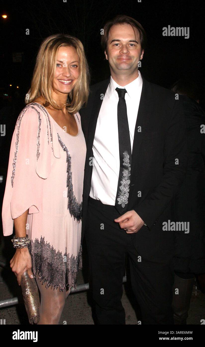 21 janvier 2010 - New York, New York, États-Unis - le réalisateur TOM VAUGHAN et SON INVITÉ assistent à la projection New-yorkaise de 'mesures extraordinaires' qui s'est tenue au SVA Theater. (Crédit image : © Nancy Kaszerman/ZUMA Press) Banque D'Images