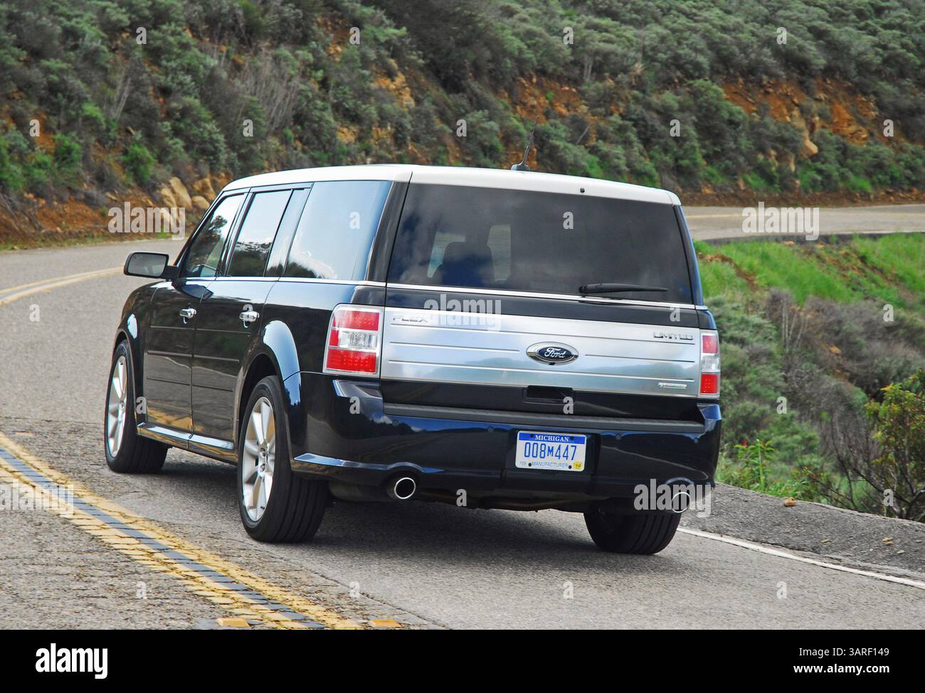 22 février 2010 - USA - 22 février 2010 - Los Angeles-California-USA. Le nouveau Ford Flex EcoBoost Limited 2010 est offert exclusivement avec un moteur V6 bi-turbocompressé de 355 ch. Véhicule en bleu encre foncé métallisé. Photo : action arrière (crédit image : © Harvey Schwartz/ZUMApress.com) Banque D'Images