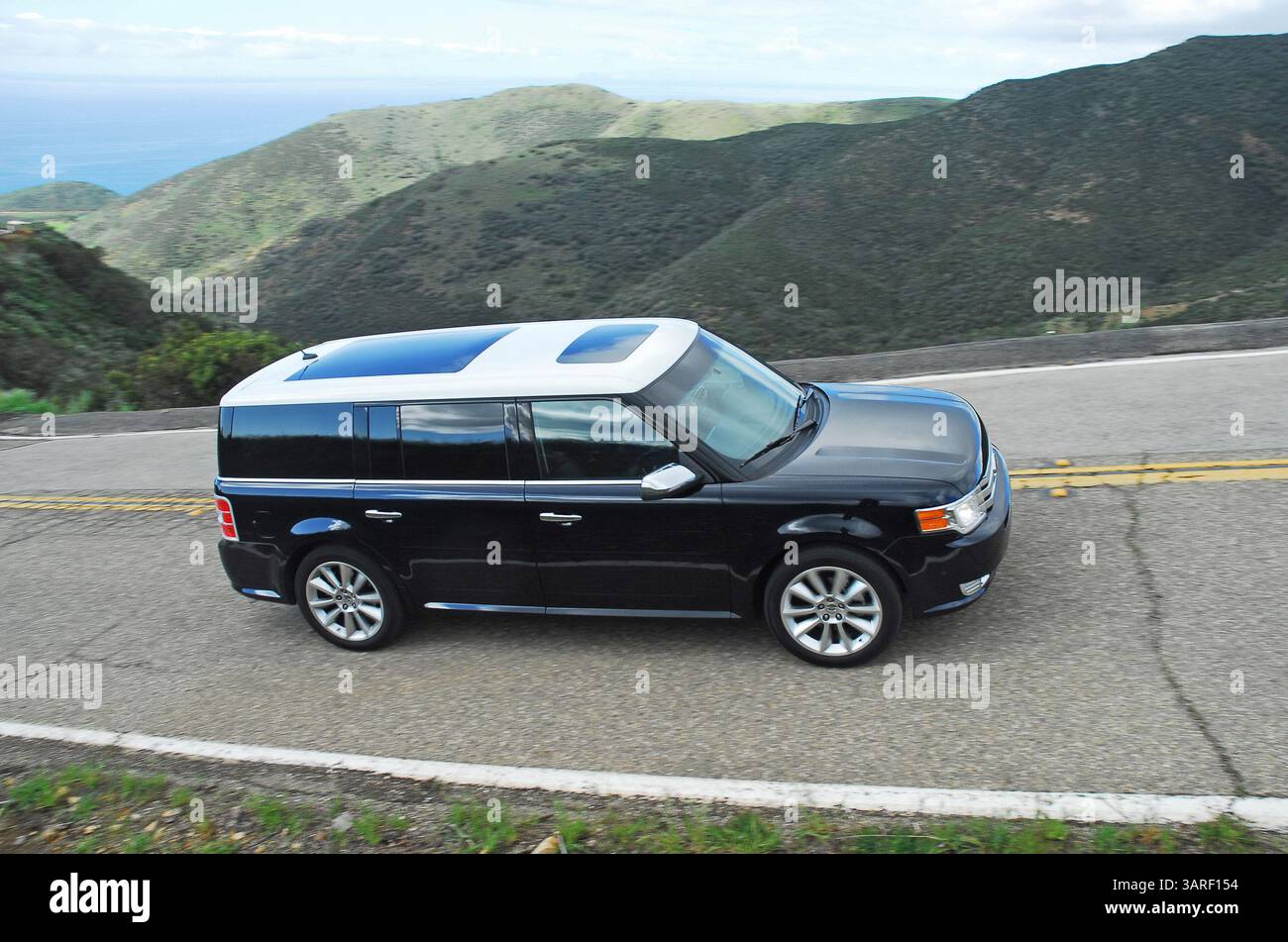 22 février 2010 - USA - 22 février 2010 - Los Angeles-California-USA. Le nouveau Ford Flex EcoBoost Limited 2010 est offert exclusivement avec un moteur V6 bi-turbocompressé de 355 ch. Véhicule en bleu encre foncé métallisé. Photo : action panoramique à gauche (crédit image : © Harvey Schwartz/ZUMApress.com) Banque D'Images