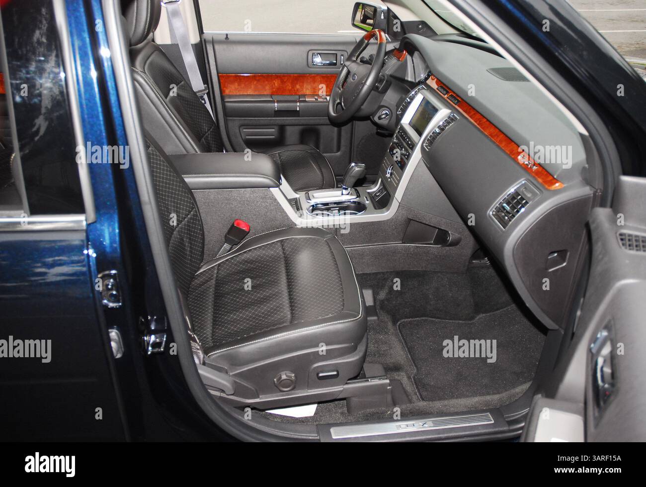 22 février 2010 - USA - 22 février 2010 - Los Angeles-California-USA. Le nouveau Ford Flex EcoBoost Limited 2010 est offert exclusivement avec un moteur V6 bi-turbocompressé de 355 ch. Véhicule en bleu encre foncé métallisé. Photo : sièges avant. (Crédit image : © Harvey Schwartz/ZUMApress.com) Banque D'Images