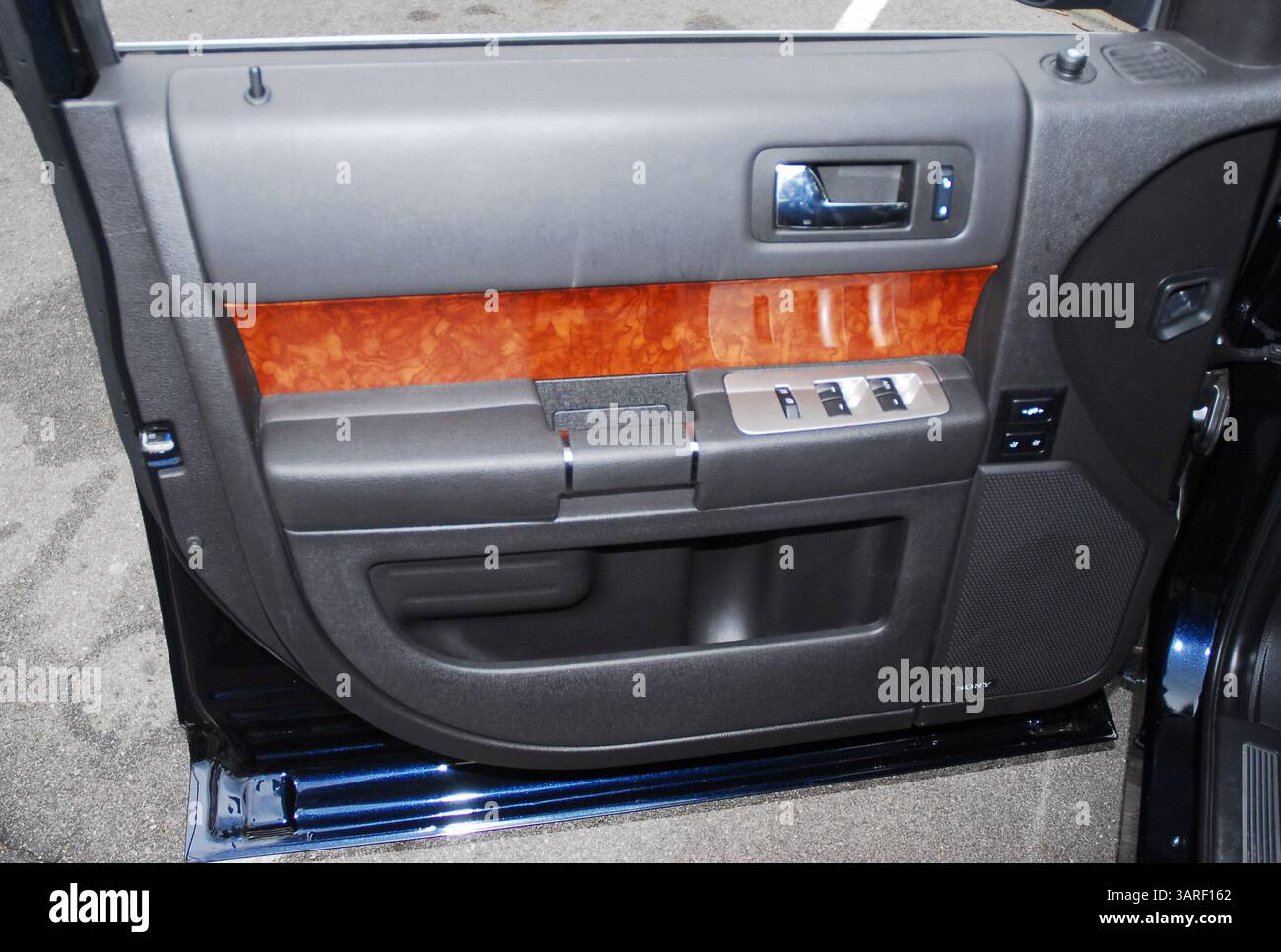 22 février 2010 - USA - 22 février 2010 - Los Angeles-California-USA. Le nouveau Ford Flex EcoBoost Limited 2010 est offert exclusivement avec un moteur V6 bi-turbocompressé de 355 ch. Véhicule en bleu encre foncé métallisé. Photo : garniture de porte. (Crédit image : © Harvey Schwartz/ZUMApress.com) Banque D'Images