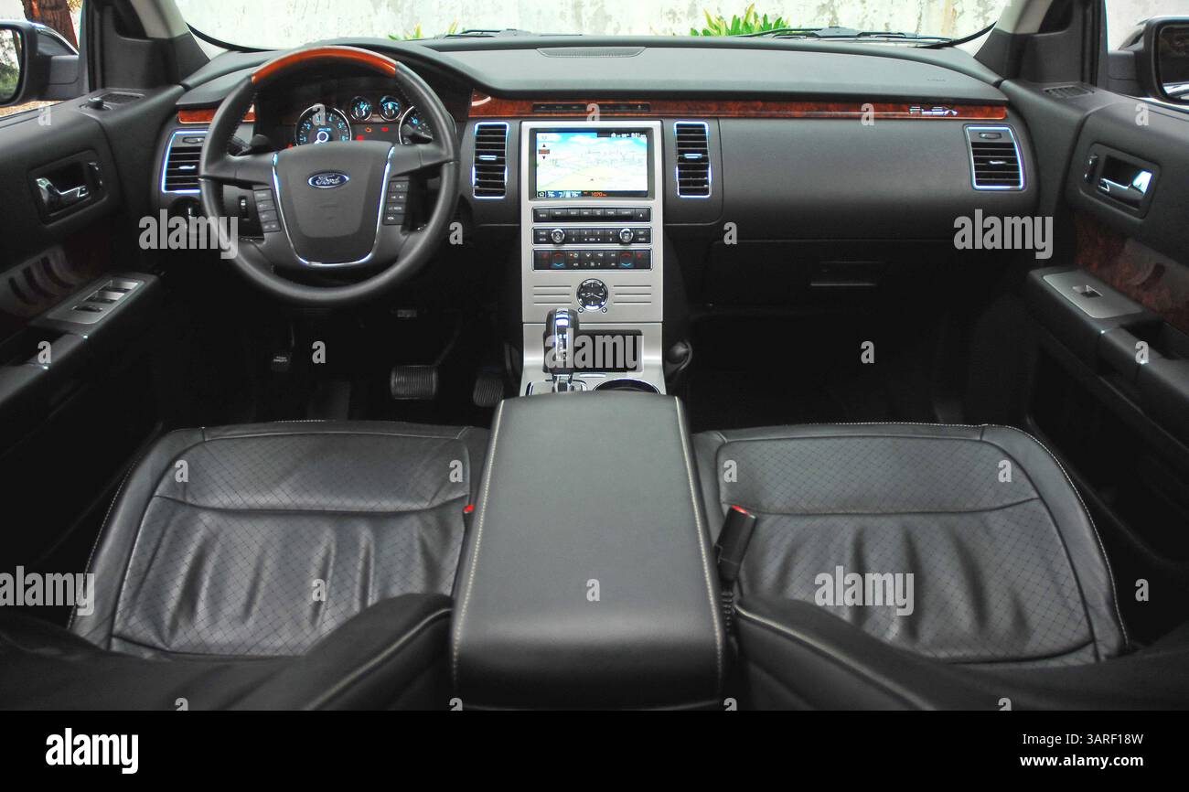 22 février 2010 - USA - 22 février 2010 - Los Angeles-California-USA. Le nouveau Ford Flex EcoBoost Limited 2010 est offert exclusivement avec un moteur V6 bi-turbocompressé de 355 ch. Véhicule en bleu encre foncé métallisé. Photo : tableau de bord. (Crédit image : © Harvey Schwartz/ZUMApress.com) Banque D'Images