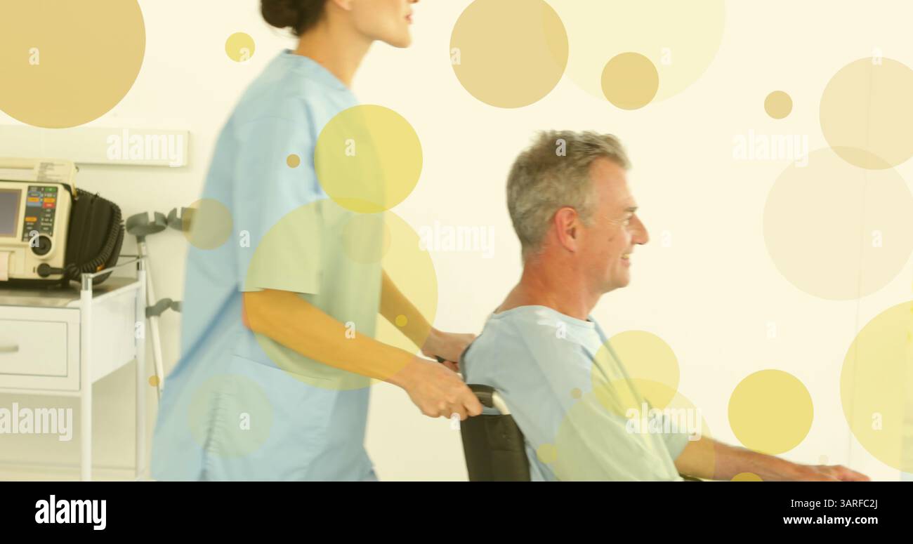 Image d'une infirmière asiatique souriant avec un patient sur des taches Banque D'Images