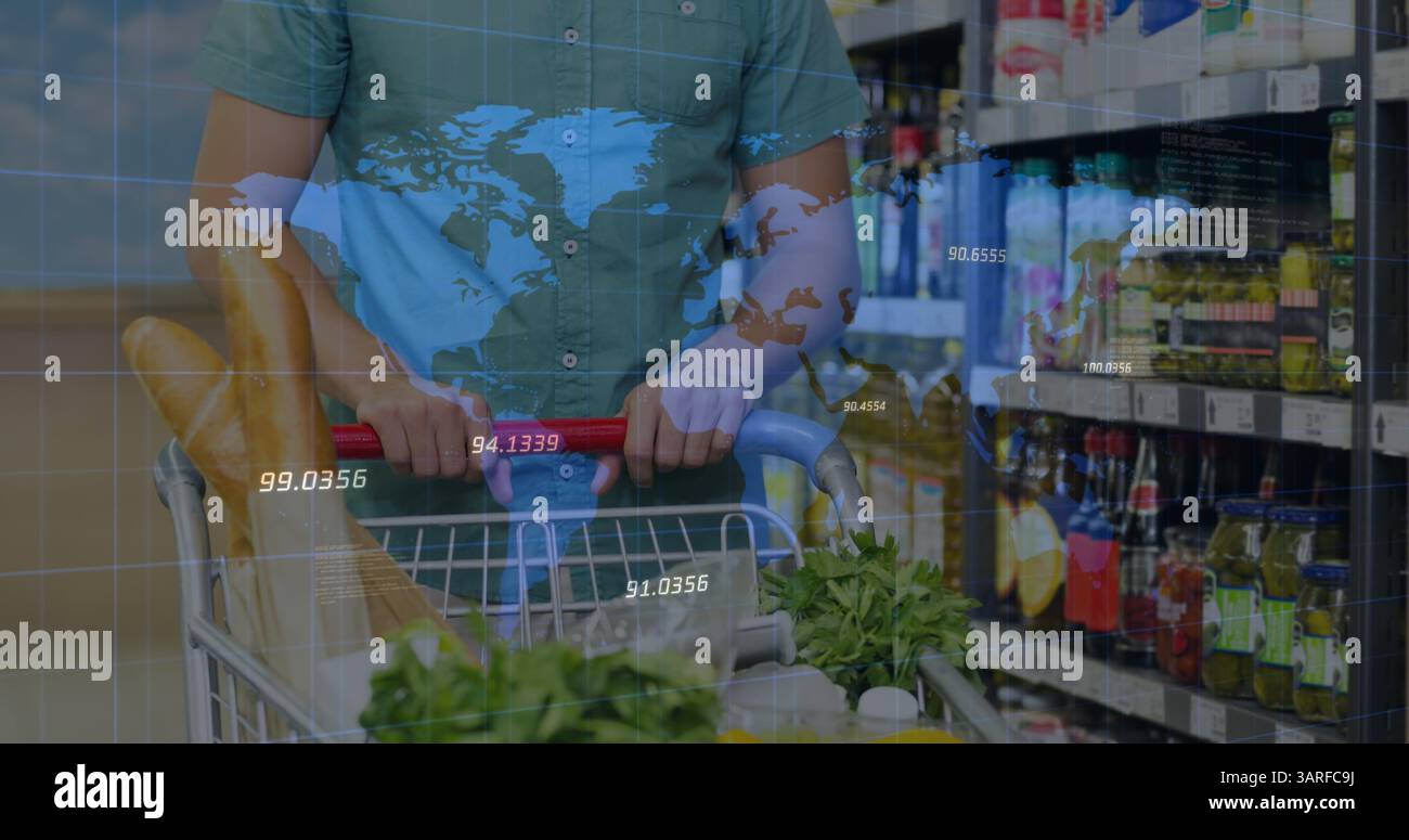 Image du traitement des données sur un homme caucasien avec chariot en magasin Banque D'Images