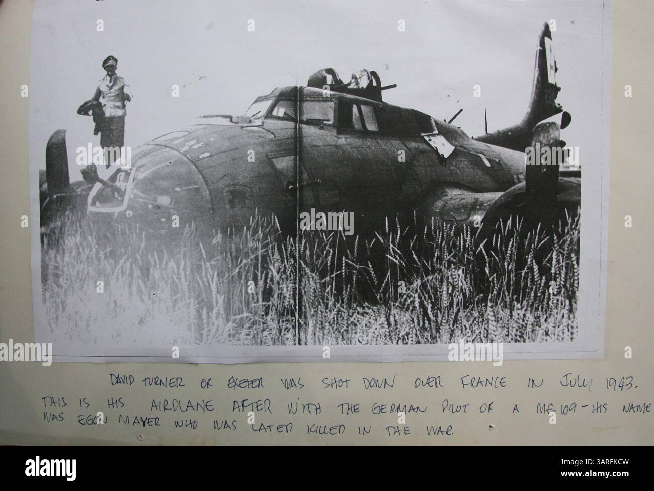 02 février 2010 - Fresno, California, USA - EXETER, CA. ---- 2/2/10 ----- Il s'agit du B-17 dans lequel David Turner d'Exeter était copilote et a été abattu dans un champ de blé en France pendant la seconde Guerre mondiale avec l'aide de l'underground français qu'il a échappé et a finalement fait son chemin vers la sécurité. Il est représenté dans une murale peinte récemment dans le centre-ville d'Exeter. Debout dans l'avion se trouve Egon Mayer, le pilote de chasse allemand crédité de l'abattage. Il mourut à la guerre un an plus tard. Photo fournie par Mickey Hirni. (Crédit image : © Fresno Bee/ZUMApress.com) Banque D'Images