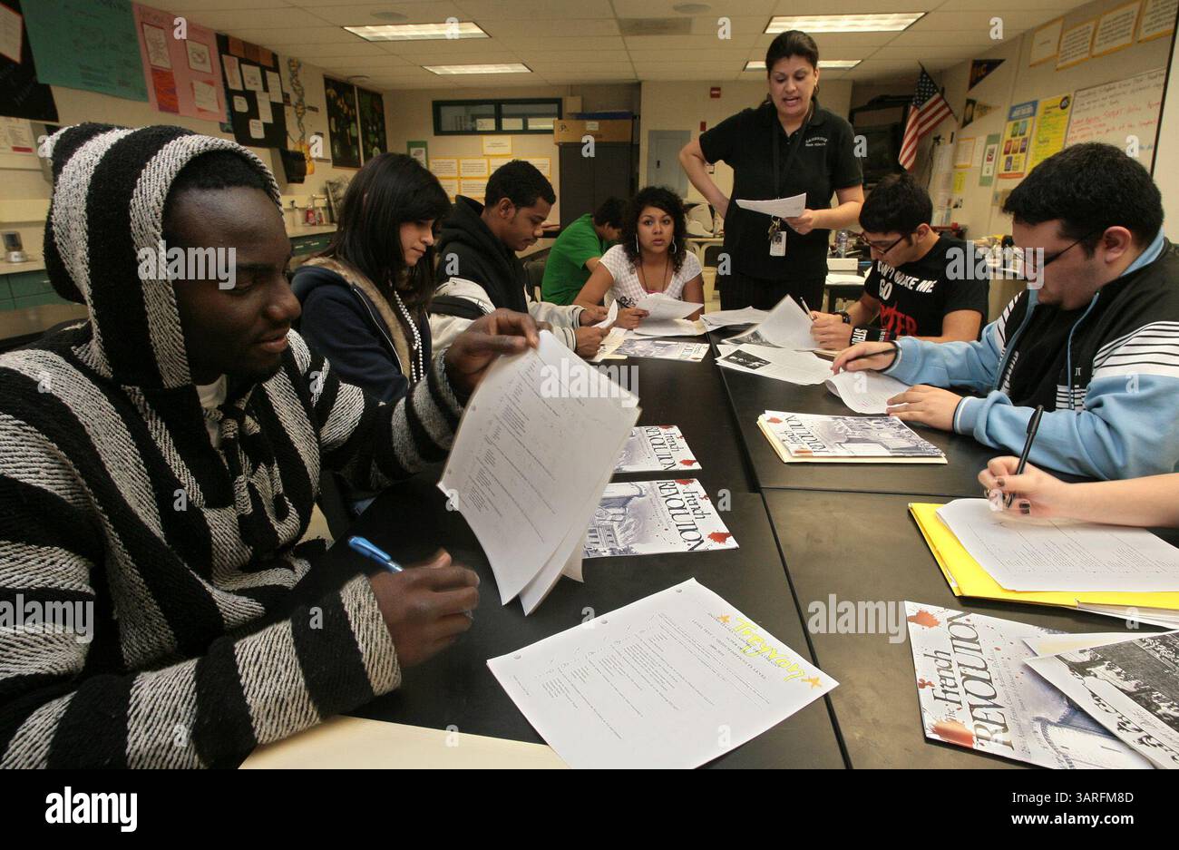 03 février 2010 - Fresno, Californie, États-Unis - Fresno, CA 2-3-2010 - MTD JRW ACADEMIC DECATHALON PREP - Cambridge continuation High étudiants, y compris Trevon Holland, à gauche, membres de l'équipe Academic Decathalon de l'école, se préparent avec l'aide de l'enseignante et entraîneuse Elva Carlos, en arrière-plan, pour la compétition de ce samedi à Clovis East High. C'est la première fois que l'école participe à l'événement..John Walker/The Fresno Bee (crédit image : © Fresno Bee/ZUMApress.com) Banque D'Images