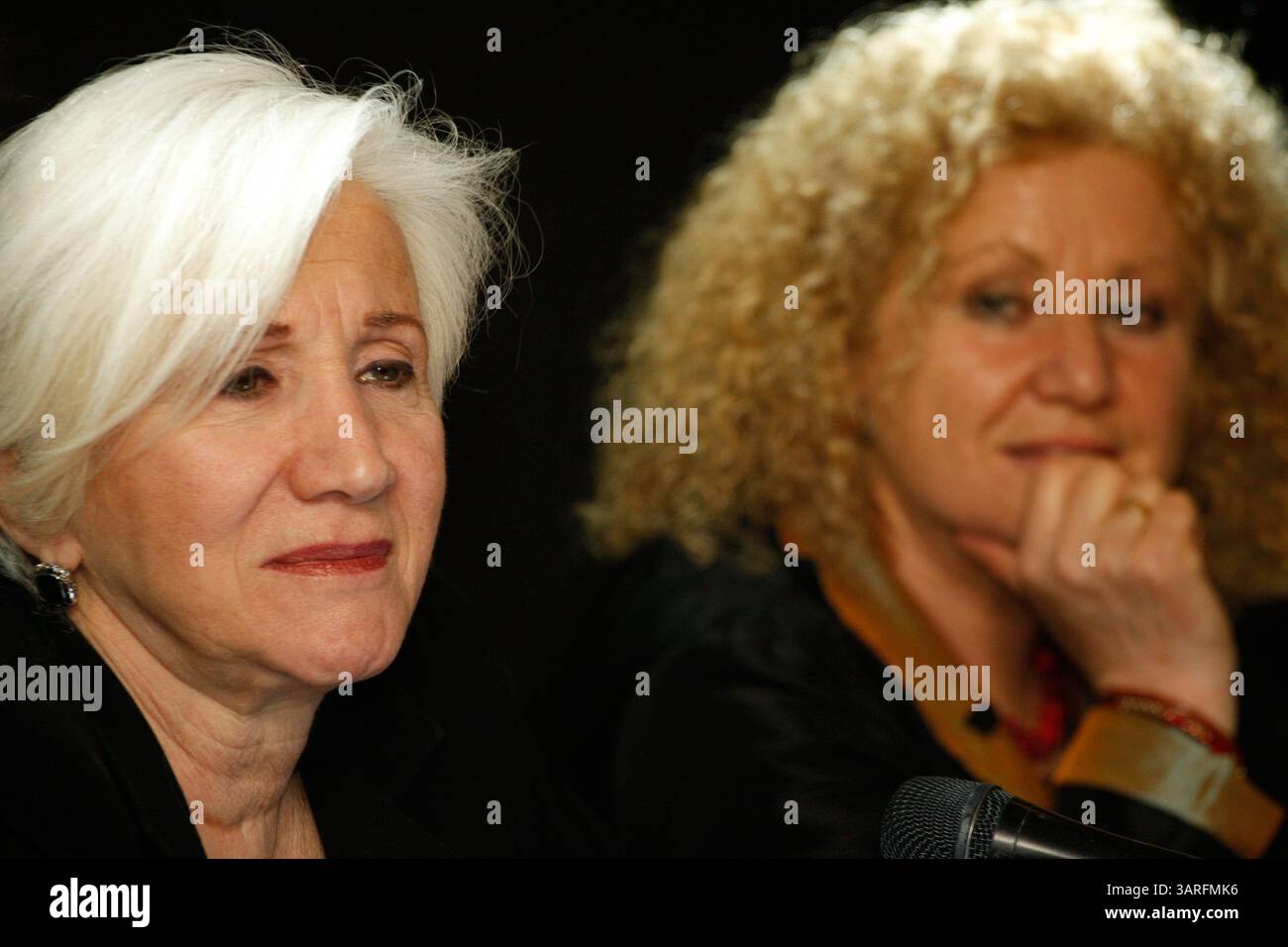 03 février 2010 - Athènes, Grèce - Conférence de presse avec la réalisatrice australienne Nadia Tass(R) et Olympia Dukakis(l). Nadia Tass est sur le point de réaliser un film intitulé ''le voyage'' avec Olympia Dukakis, Melina Kanakaredes et Fiona Shaw. (Crédit image : © Aristidis Vafeiadakis/ZUMApress.com) Banque D'Images