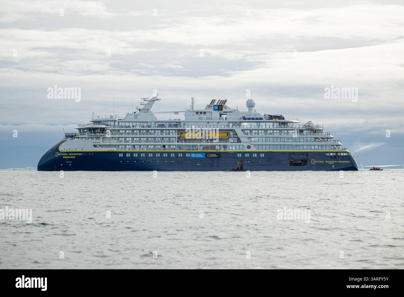 Le Lindblad National Geographic Endurance, un navire de croisière d'expédition, au large de l'Antarctique. Banque D'Images