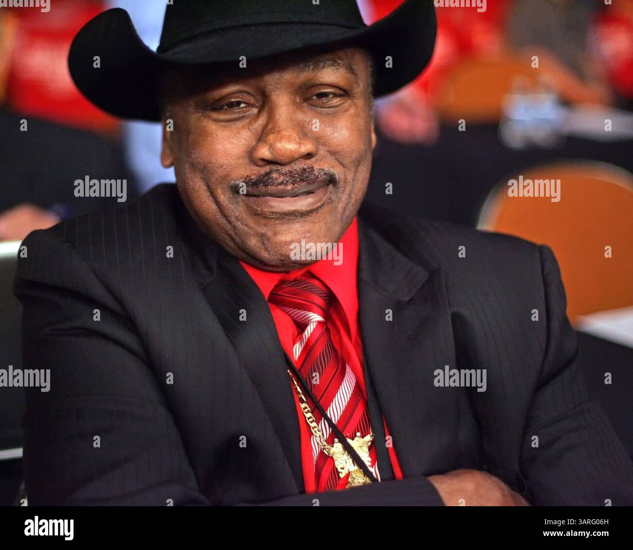Le boxeur 'Smokin' Joe Frazier est mort après une bataille contre le cancer du foie. Joseph William 'Joe' Frazier (12 janvier 1944 - 7 novembre 2011) était un ancien champion olympique et incontesté de boxe poids lourds, dont la carrière professionnelle a duré de 1965 à 1976, avec un bref retour en 1981. Frazier a battu Ali sur des points dans le très attendu « combat du siècle ». L'Organisation internationale de recherche en boxe (IBRO) classe Frazier parmi les dix plus grands poids lourds de tous les temps. PHOTO : 12 février 2010 - Temecula, Californie, États-Unis - L'ancien champion du monde poids lourds JOE FRAZIER ravit un corbeau Banque D'Images