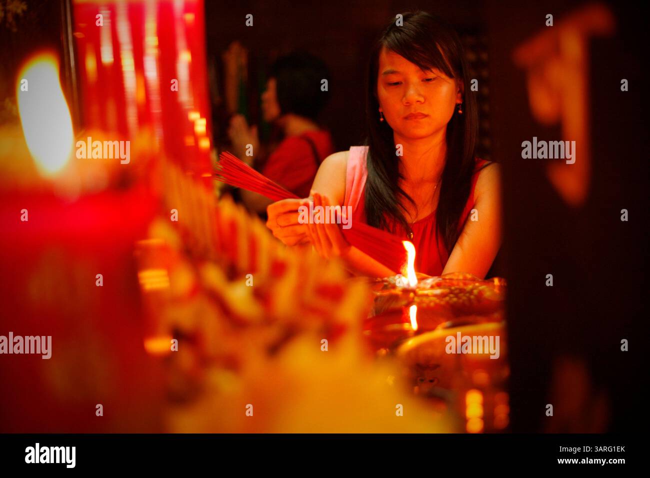 14 février 2010 - Denpasar, Bali, Indonésie - une femme chinoise d'origine indonésienne brûle de l'encens avant de prier dans le temple pour célébrer le nouvel an chinois. Les Chinois ethniques du monde entier célébreront l'année du tigre le 14 février selon le calendrier lunaire chinois. (Crédit image : © Johannes P. Christo/ZUMA Press) Banque D'Images