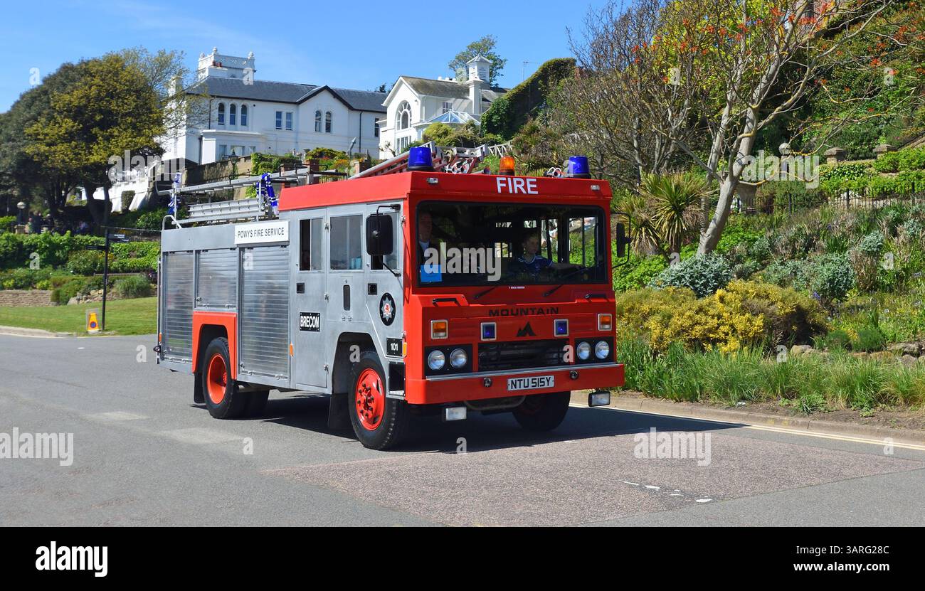 Classic Bedford Mountain Fire Engine - camion conduit le long de la route Banque D'Images