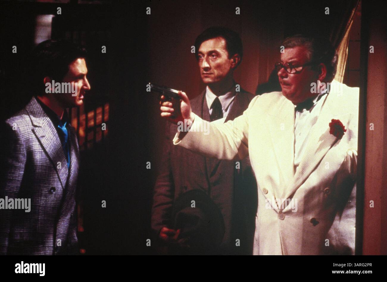 DATE DE SORTIE : 29 août 1986. TITRE DU FILM : Shanghai surprise. STUDIO : films faits main. INTRIGUE : Glendon Wasey est un chasseur de fortune à la recherche d'une voie rapide hors de Chine. Gloria Tatlock est une infirmière missionnaire cherchant les pouvoirs curatifs de l'opium pour ses patients. Le destin les met dans une quête trépidante, exotique et même romantique pour les drogues volées. Mais ils affrontent tous les voyous et contrebandiers de Shangai. SUR LA PHOTO : SEAN PENN dans le rôle de Glendon Wasey. Banque D'Images