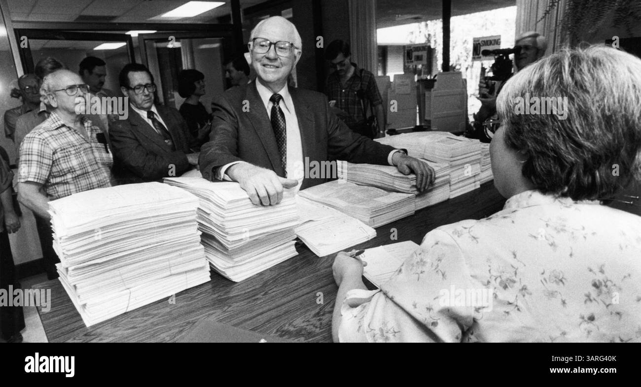 11 septembre 2009 - États-Unis - Paul Gann, au bureau du registraire du comté à Sacramento vendredi, a transmis l'approbation aux 540 000 signatures qui qualifiaient son initiative pour le scrutin. La mesure réduirait le budget d'ouverture de l'Assemblée législative de 30 %. La date sur la photo est le 8 octobre 1983, ce qui signifie probablement arrivé Oct. 7. Crédit : Skip Shuman / The Sacramento Bee (crédit image : © Sacramento Bee/ZUMApress.com) Banque D'Images