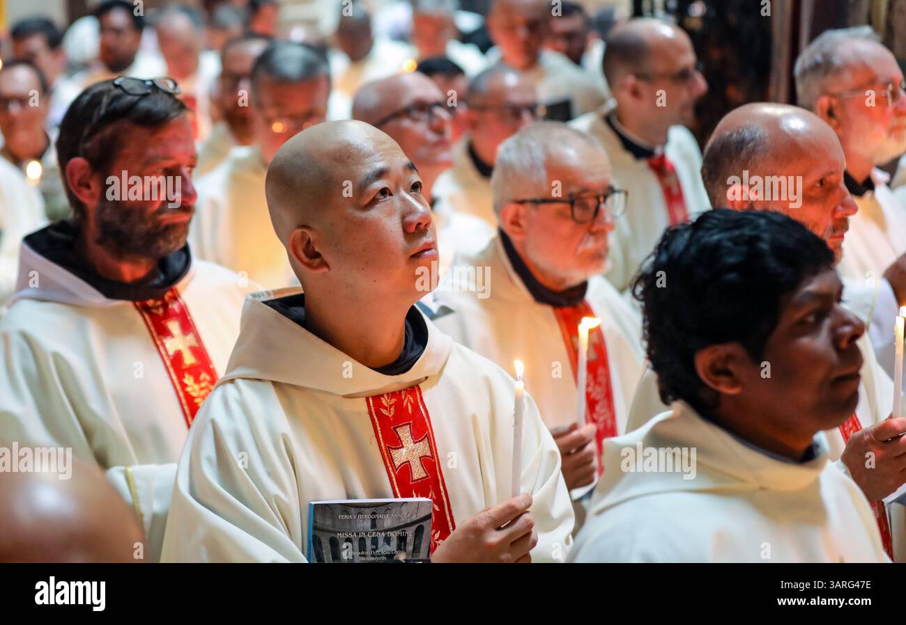 Jérusalem, Israël, 17 avril, 2025 prêtres catholiques vêtus de robes blanches et tenant des bougies prennent part à la cérémonie traditionnelle de lavage des pieds à l'église du Saint-Sépulcre, commémorant Jésus lavant les pieds de ses disciples le jeudi Saint. Credit : Yoram Biberman / Alamy Live News Jérusalem, Israël, 17 avril 2025 prêtres catholiques vêtus de robes blanches, tenant des bougies, participent à la cérémonie traditionnelle de lavage des pieds à l’église du Saint-Sépulcre. Des moines de différents continents peuvent être vus sur la photo. Banque D'Images