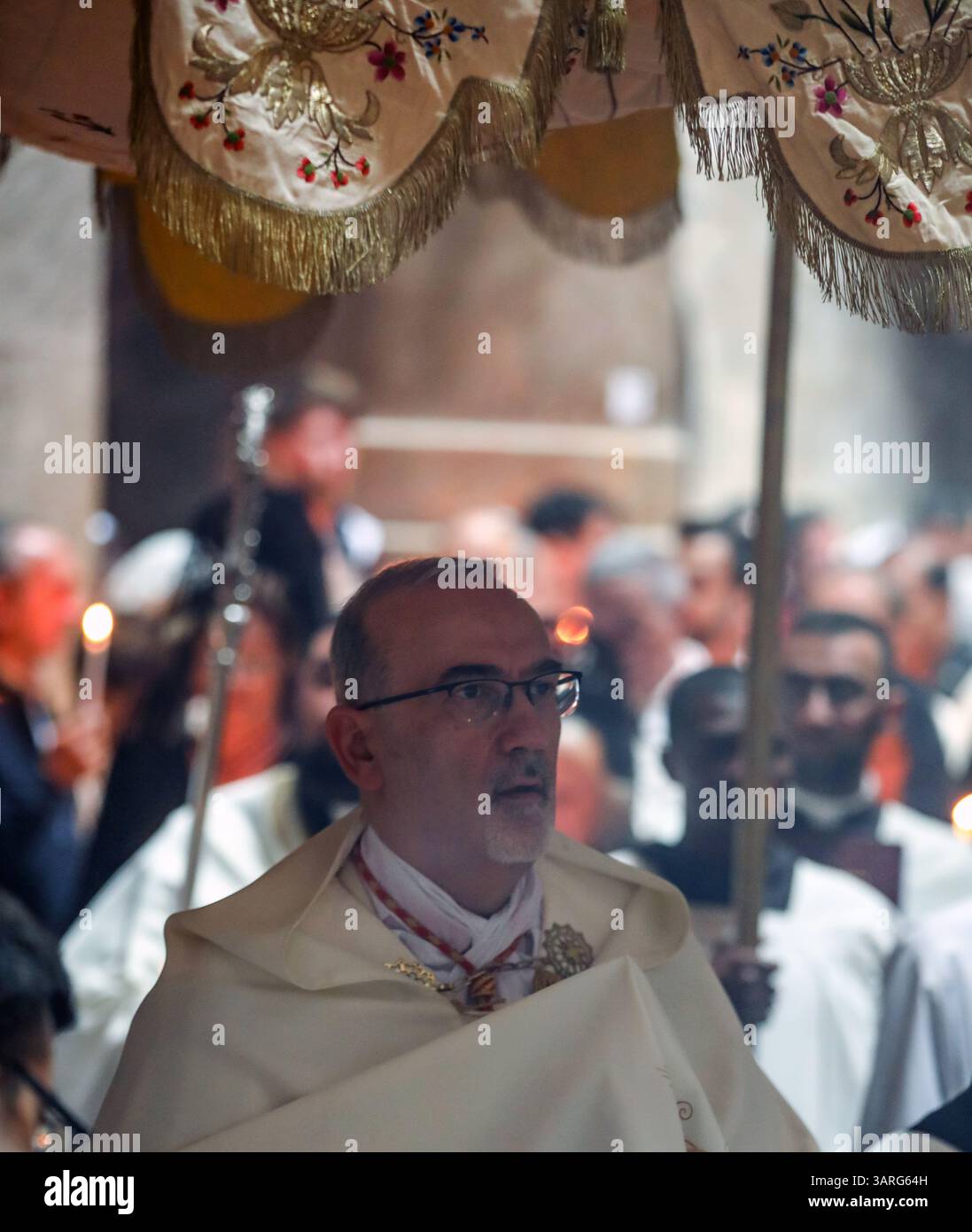 Jérusalem, Israël, 17 avril 2025 le Cardinal Pierbattista Pizzaballa marchant sous une verrière avec des prêtres catholiques vêtus de robes blanches, tenant des bougies, participe à la traditionnelle cérémonie de lavage des pieds à l'église du Saint-Sépulcre, commémorant Jésus lavant les pieds de ses disciples le jeudi Saint. Credit : Yoram Biberman / Alamy Live News Jérusalem, Israël, 17 avril 2025 le Cardinal Pierbattista Pizzaballa marchant sous une verrière avec des prêtres catholiques vêtus de robes blanches, tenant des bougies, participez à la traditionnelle cérémonie de lavage des pieds à l’église du Saint-Sépulc Banque D'Images
