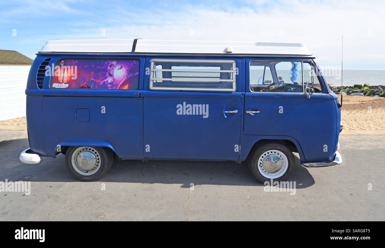 Bus Volkswagen classique sur la plage de promenade du front de mer et la mer en arrière-plan. Banque D'Images