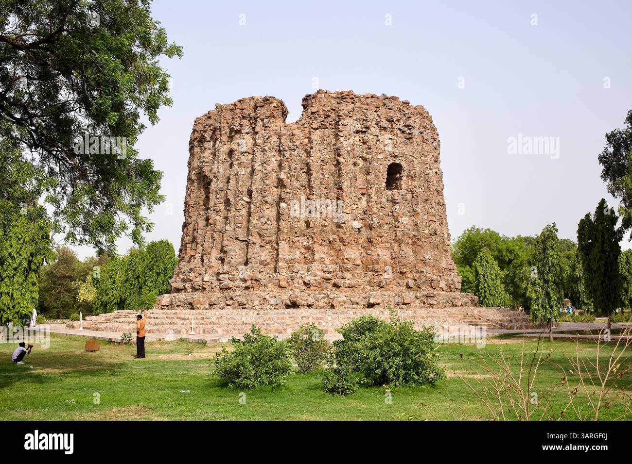 L'Alai Minar inachevé à Delhi, destiné à rivaliser avec le Qutab Minar, se présente maintenant comme un noyau de gravats massif au milieu de jardins paysagers. Banque D'Images