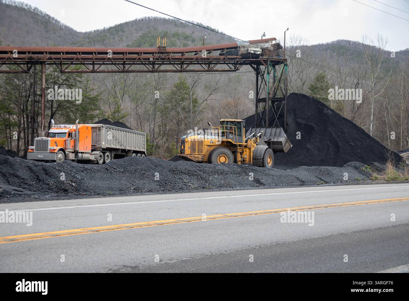 Comté de Harlan, Kentucky - le charbon est chargé dans des camions le long de l'US Highway 119 dans les montagnes de l'est du Kentucky. Banque D'Images