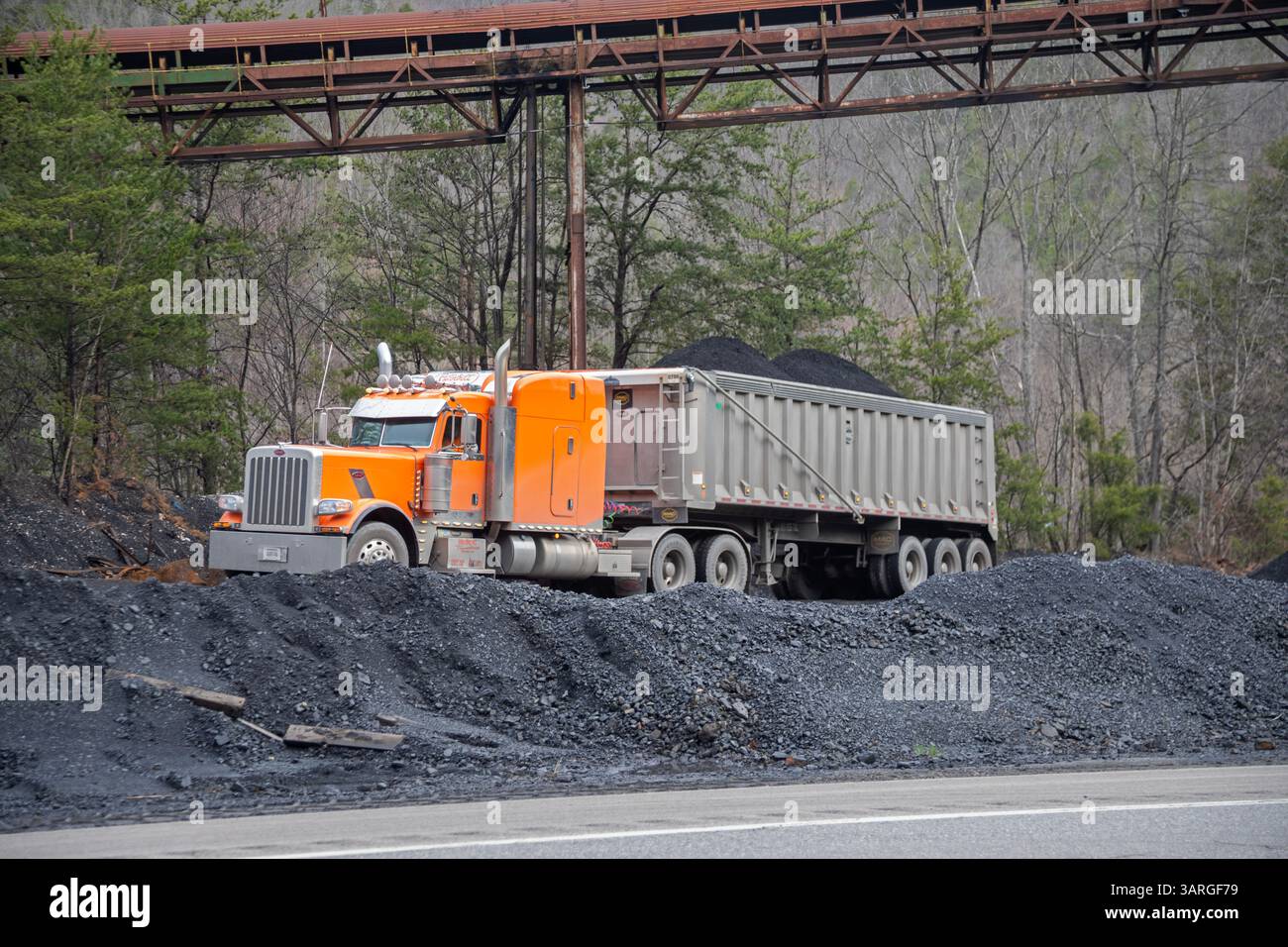 Comté de Harlan, Kentucky - le charbon est chargé dans des camions le long de l'US Highway 119 dans les montagnes de l'est du Kentucky. Banque D'Images