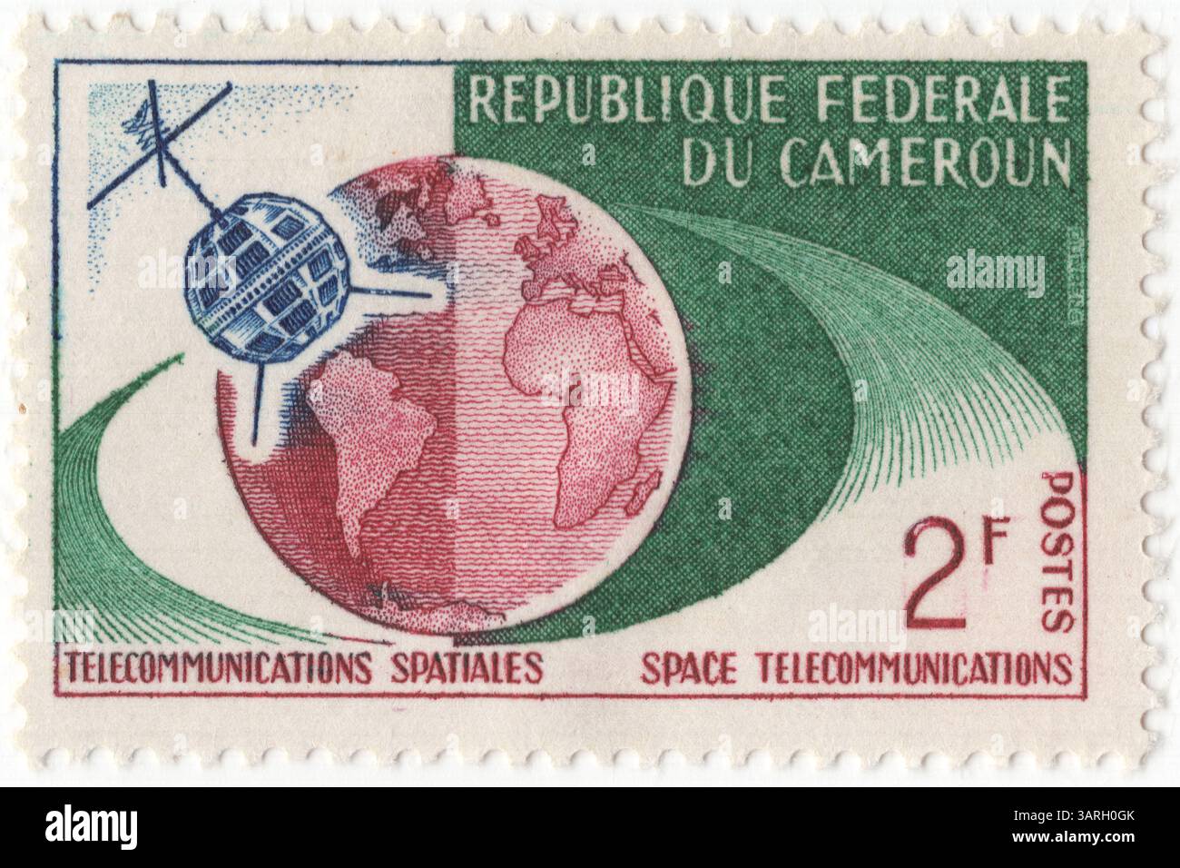 CAMEROUN — 9 février 1963 : timbre-poste bleu foncé, Bordeaux et vert à 2 francs CFA représentant Telstar et Globe. Première liaison télévisuelle entre les États-Unis et l'Europe via le satellite de communication Telstar lancé par la NASA du 11 au 12 juillet 1962. Ce satellite a également transmis des données informatiques entre deux ordinateurs IBM 1401. Un test effectué le 25 octobre 1962 a envoyé un message d'Endicott, New York, à une station terrienne à Andover, Maine. Le message a été transmis via le satellite Telstar à une station terrienne en France, où il a été décodé par un deuxième IBM 1401 à la Gaude, en France Banque D'Images