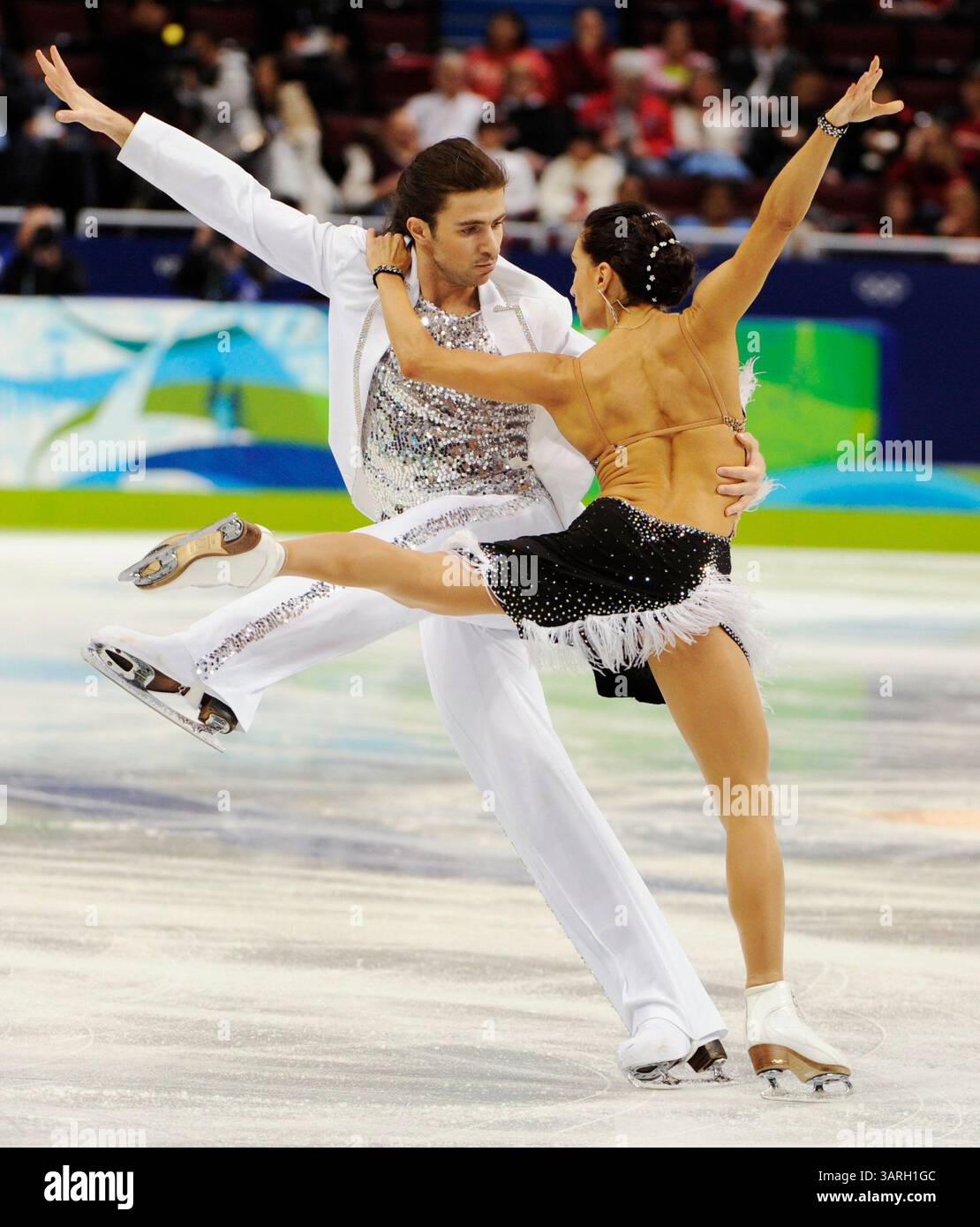 19 février 2010 - Vancouver, C.-B., Canada - VANCOUVER, C.-B. : 19 FÉVRIER 2010 -- les patineurs ukrainiens Anna Zadorozhniuk et Sergei Verbillo concourent en danse sur glace obligatoire à l'épreuve de patinage artistique tenue au Pacific Coliseum, Vancouver, C.-B. le 19 février, pendant les Jeux olympiques de 2010. ( Gerry Kahrmann / Canwest News Service ) CNS-OLY-FIGSKATE (crédit image : © CanWest/ZUMApress.com) Banque D'Images
