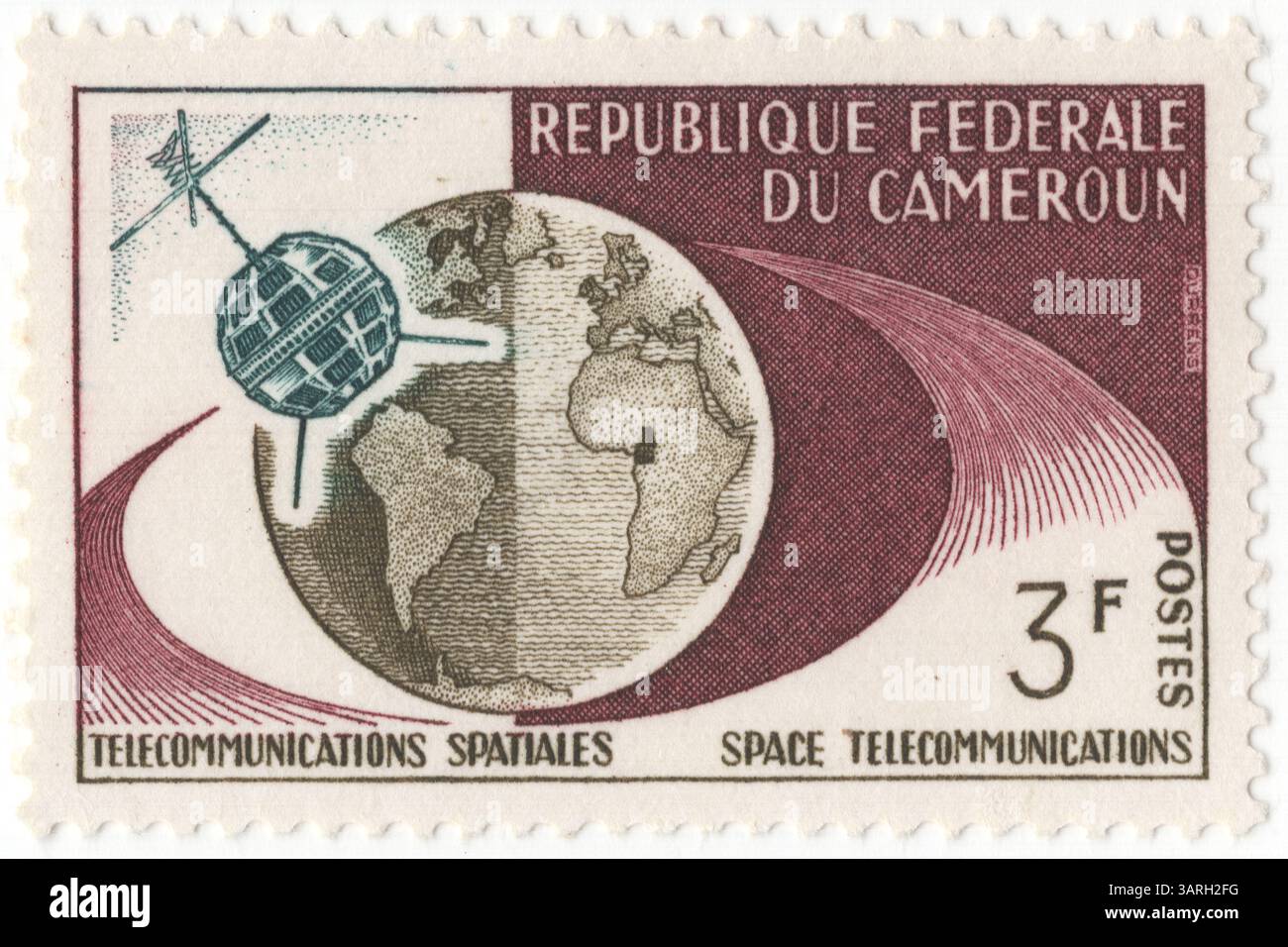 CAMEROUN — 9 février 1963 : timbre-poste vert foncé à 3 franc CFA, olive et Bordeaux profond représentant Telstar et Globe. Première liaison télévisuelle entre les États-Unis et l'Europe via le satellite de communication Telstar lancé par la NASA du 11 au 12 juillet 1962. Ce satellite a également transmis des données informatiques entre deux ordinateurs IBM 1401. Un test effectué le 25.10.1962, a envoyé un message d'Endicott, New York, à une station terrienne à Andover, Maine. Le message a été transmis via le satellite Telstar à une station terrienne en France, où il a été décodé par un deuxième IBM 1401 à la Gaude, en France Banque D'Images