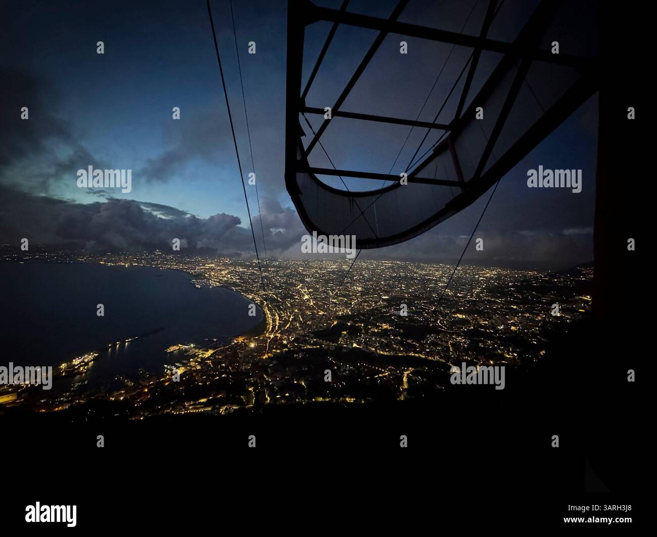 A cable car carrying tourists south of Naples has crashed after the cable snapped, killing at least four people and injuring one in Castellamare di Stabia, near Naples, Italy, Thursday, April 17, 2025. (Alessandro Garofalo/LaPresse via AP) Banque D'Images