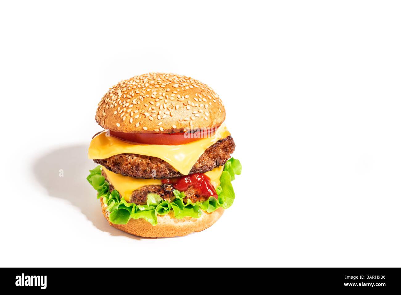 Double cheeseburger avec laitue, tomate, ketchup et fromage américain fondu isolé sur fond blanc. Gros burger de bœuf ultime avec de la viande supplémentaire. H Banque D'Images