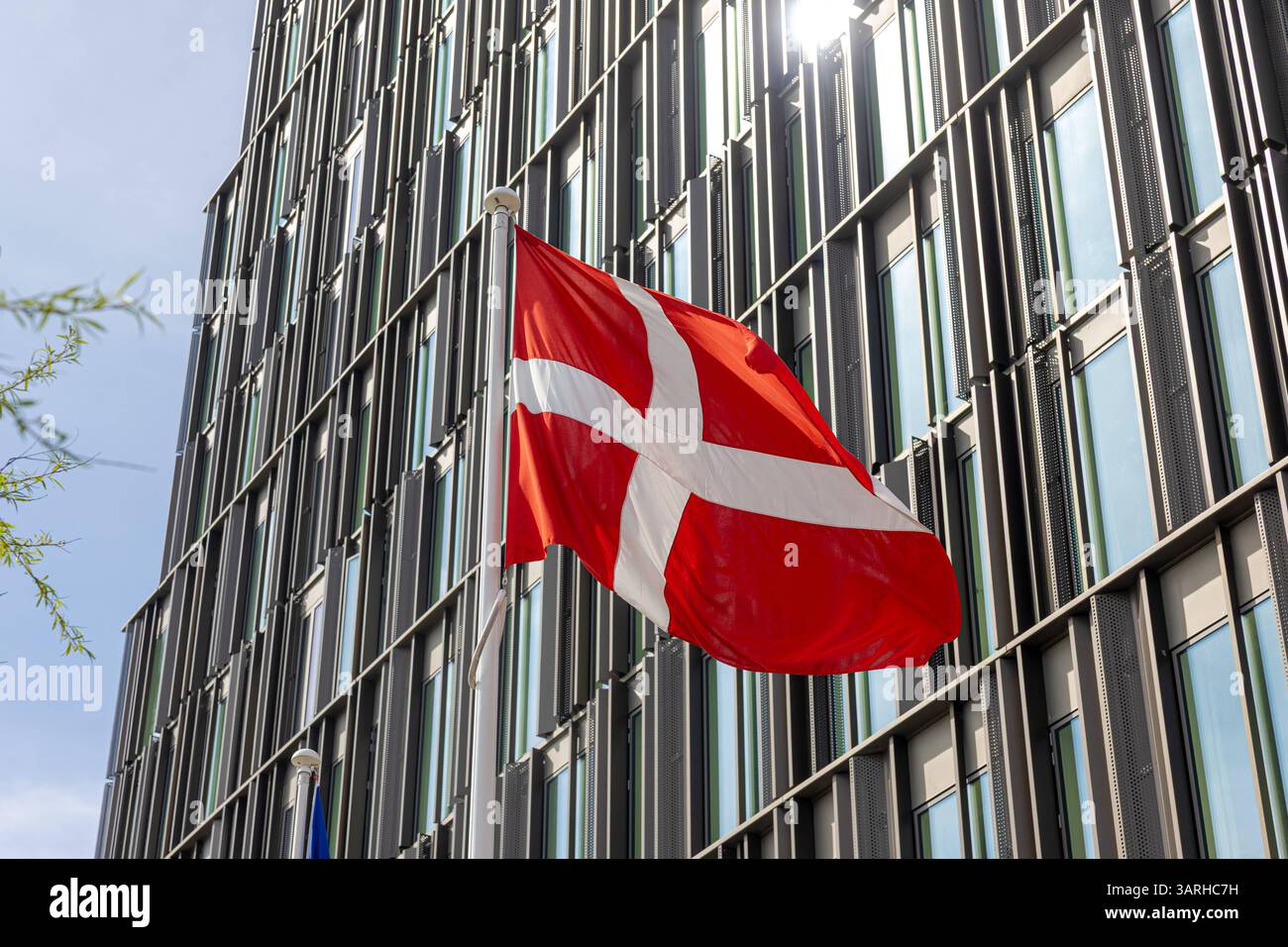 Sonderborg, Dänemark 16.04.2025 Die Dänische Nationalflagge Dannebrog vor dem Alsik Hotel am ALS Sund - Sonderborg Deutsch Sonderburg unweit der Grenze zu Deutschland an der Flensburger Förde. Sonderburg Syddanmark Dänemark *** Sonderborg, Danemark 16 04 2025 le drapeau national danois Dannebrog devant l'hôtel Alsik sur l'ALS Sound Sonderborg Allemand Sonderborg non loin de la frontière avec l'Allemagne sur le fjord de Flensburg Sonderburg Syddanmark Danemark Copyright : xBonn.digitalx/xMarcxJohnx Banque D'Images