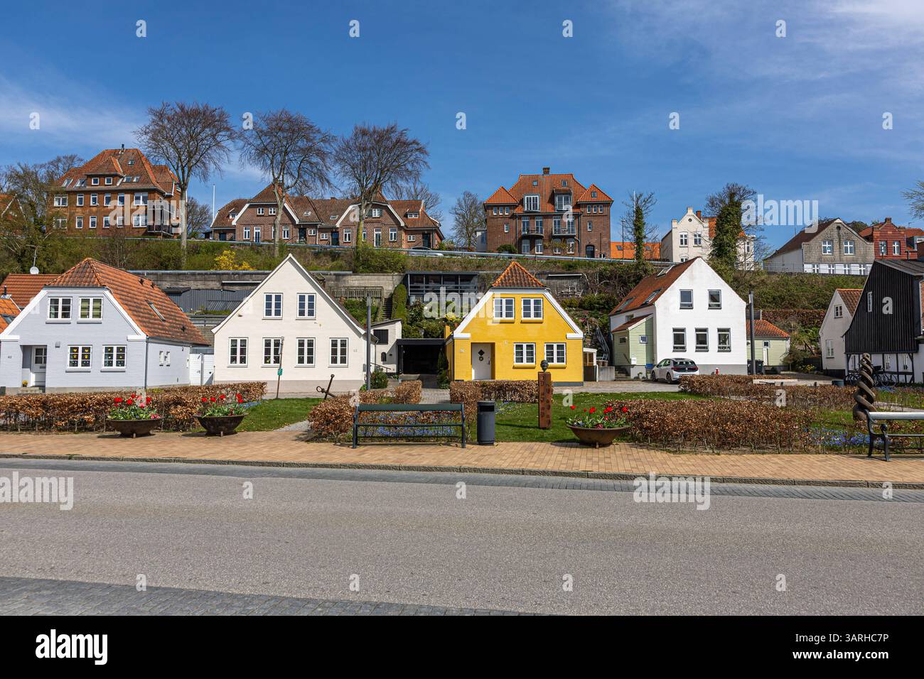 Sonderborg, Dänemark 16.04.2025 Häuser an der Havbogade am ALS Sund - Sonderborg Deutsch Sonderburg unweit der Grenze zu Deutschland an der Flensburger Förde. Sonderburg Syddanmark Dänemark *** Sonderborg, Danemark 16 04 2025 maisons sur la Havbogade sur l'ALS Sound Sonderborg Allemand Sonderburg non loin de la frontière avec l'Allemagne sur le fjord de Flensburg Sonderburg Syddanmark Danemark Copyright : xBonn.digitalx/xMarcxJohnx Banque D'Images
