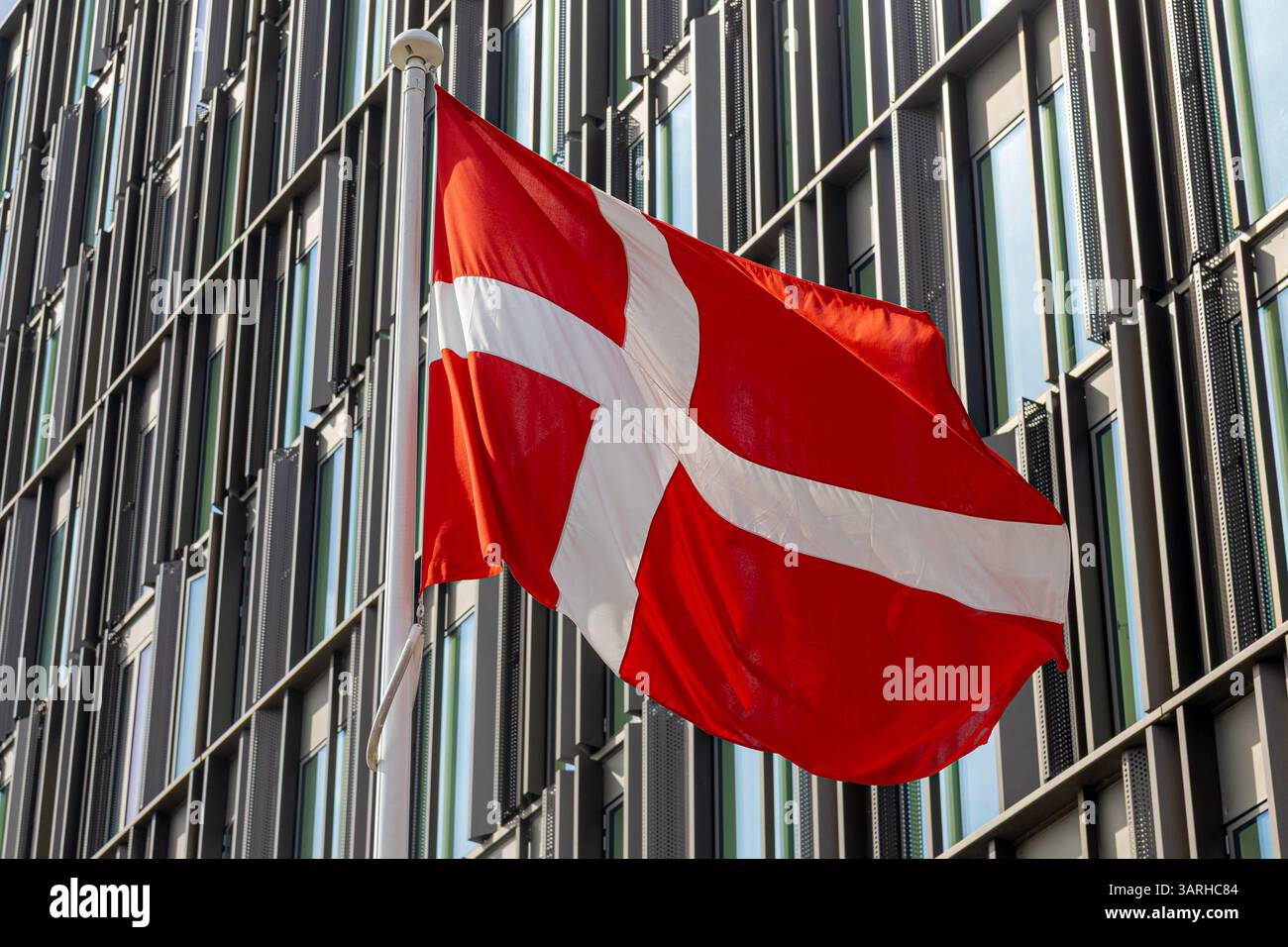 Sonderborg, Dänemark 16.04.2025 Die Dänische Nationalflagge Dannebrog vor dem Alsik Hotel am ALS Sund - Sonderborg Deutsch Sonderburg unweit der Grenze zu Deutschland an der Flensburger Förde. Sonderburg Syddanmark Dänemark *** Sonderborg, Danemark 16 04 2025 le drapeau national danois Dannebrog devant l'hôtel Alsik sur l'ALS Sound Sonderborg Allemand Sonderborg non loin de la frontière avec l'Allemagne sur le fjord de Flensburg Sonderburg Syddanmark Danemark Copyright : xBonn.digitalx/xMarcxJohnx Banque D'Images