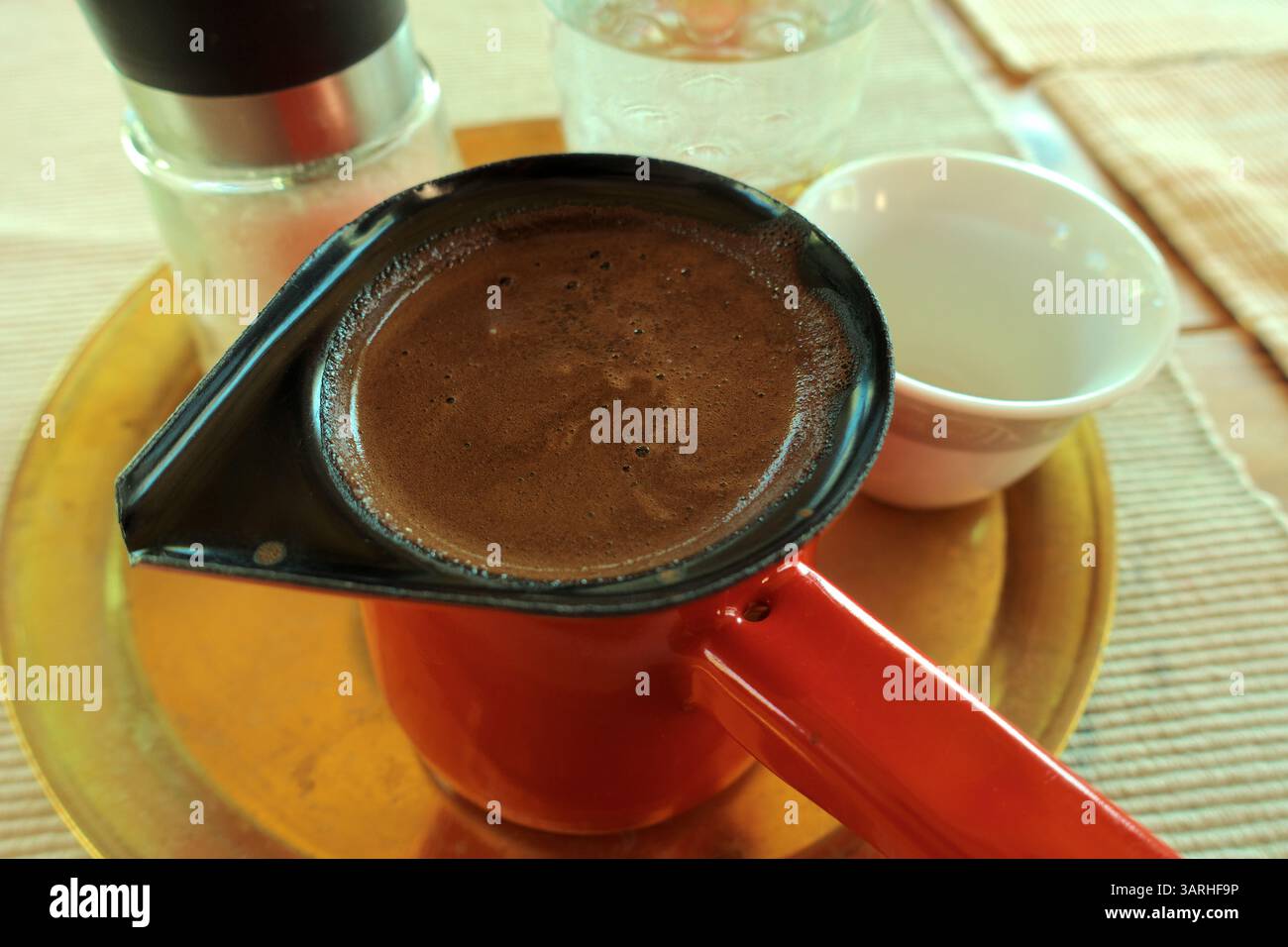 Petit pot émaillé avec mousse de café de la tradition bosniaque, Lukomir, Bosnie-Herzégovine Banque D'Images