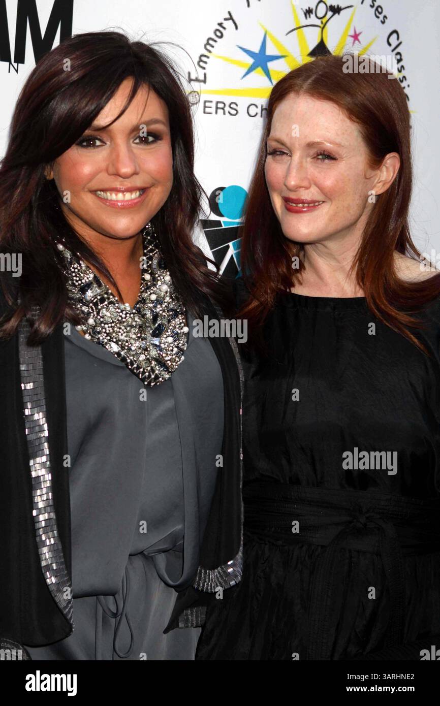06 mai 2010 - New York, New York, États-Unis - RACHAEL RAY et JULIANNE MOORE.at ''Comedy for a Cure'' bénéfice pour la sclérose tubéreuse . M2 Ultra Lounge, New York, 05-06-2010. 2010.K64740JBB(crédit image : © John Barrett/Globe photos/ZUMApress.com) Banque D'Images