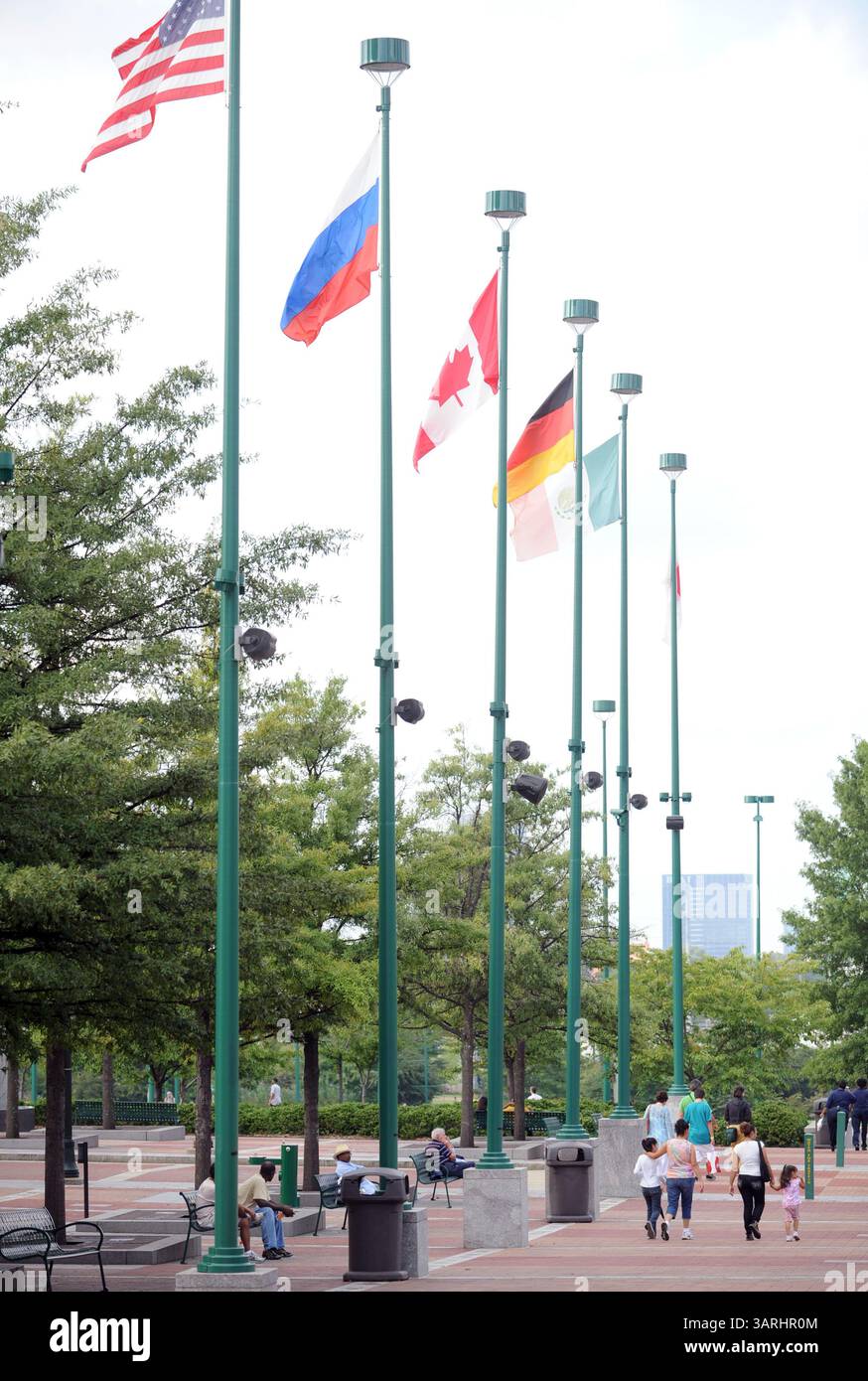18 SEPTEMBRE 2009 - Atlanta, GA, USA - ATLANTA, GA - 18 SEPTEMBRE : les drapeaux de divers pays au Centennial Olympic Park dans le centre-ville d'Atlanta le vendredi 18 septembre 2009. Le parc est un héritage durable des Jeux olympiques de 1996 organisés par Atlanta. (Crédit image : © Erik Lesser/ZUMApress.com) Banque D'Images