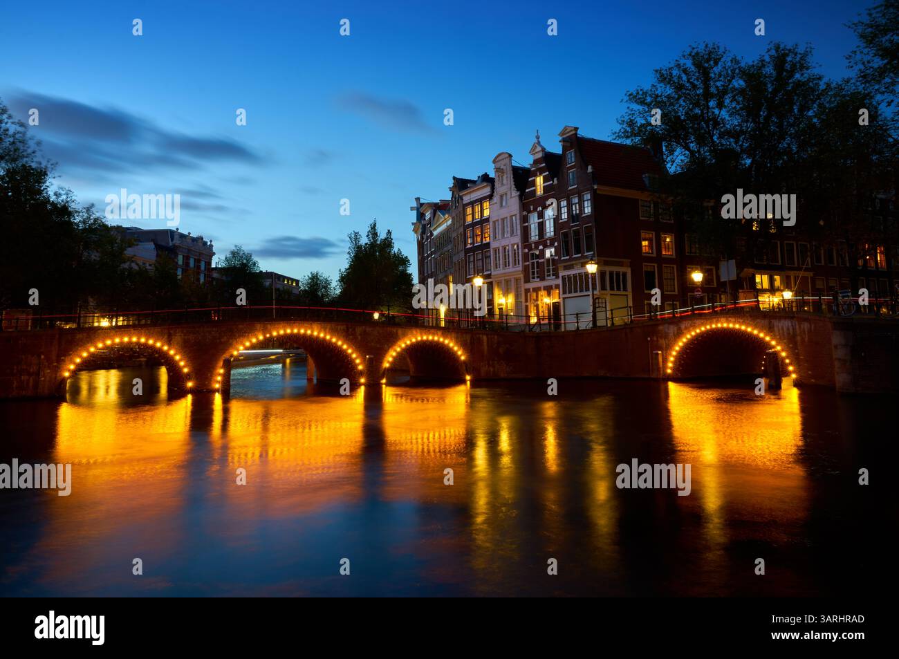 Crépuscule Amsterdam canal pays-Bas. L'architecture historique et les canaux la nuit à Amsterdam, pays-Bas. Banque D'Images