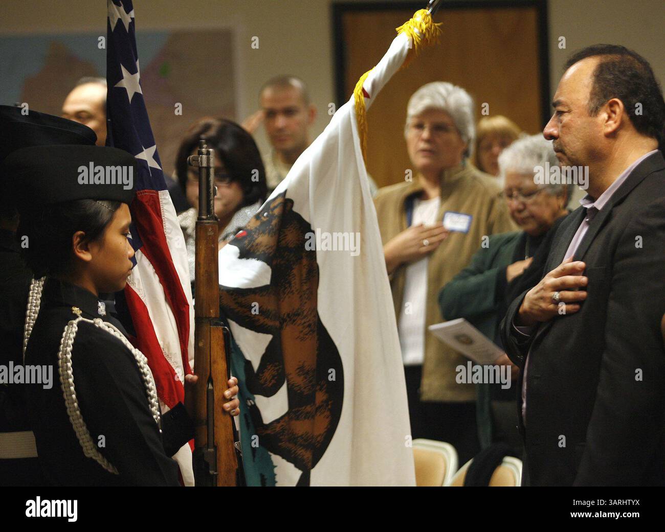 Le superviseur du comté de Monterey, Simon Salinas, et Everett Alvarez High School Navy JROTC Color Guard lors de la journée portes ouvertes du bureau de recensement local de Salinas à Salinas, Calif. le vendredi 29 janvier 2010.(Orville Myers/ Monterey County Herald) . (Image de crédit : Monterey Herald/ZUMA Press) Banque D'Images