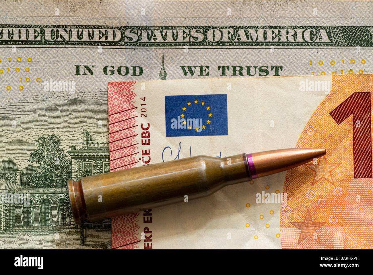 La balle se trouve sur les billets en dollars et en euros, et le texte sur le billet en dollars dit en Dieu que nous avons confiance, l'argent pour les armes à feu Banque D'Images La balle se trouve sur les billets en dollars et en euros, et le texte sur le billet en dollars dit en Dieu que nous avons confiance, l'argent pour les armes à feu Banque D'Images