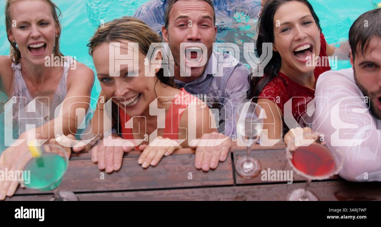 Image de texte de joyeuses fêtes sur des amis caucasiens heureux dans la piscine Banque D'Images